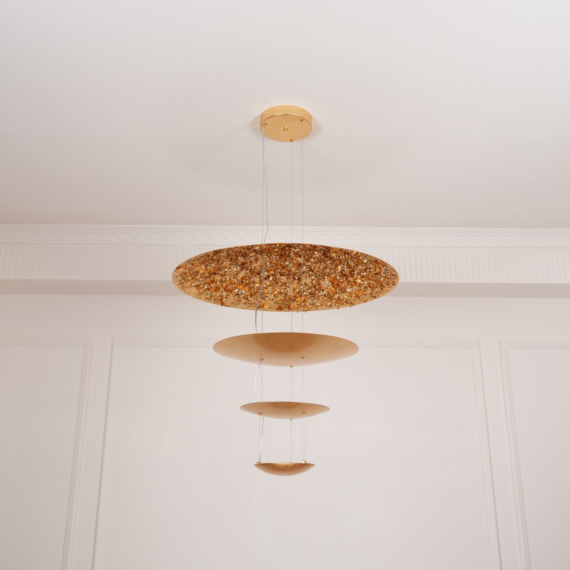 Zathaara Mehrlagige Pendelleuchte aus Goldfolie-Letslighting