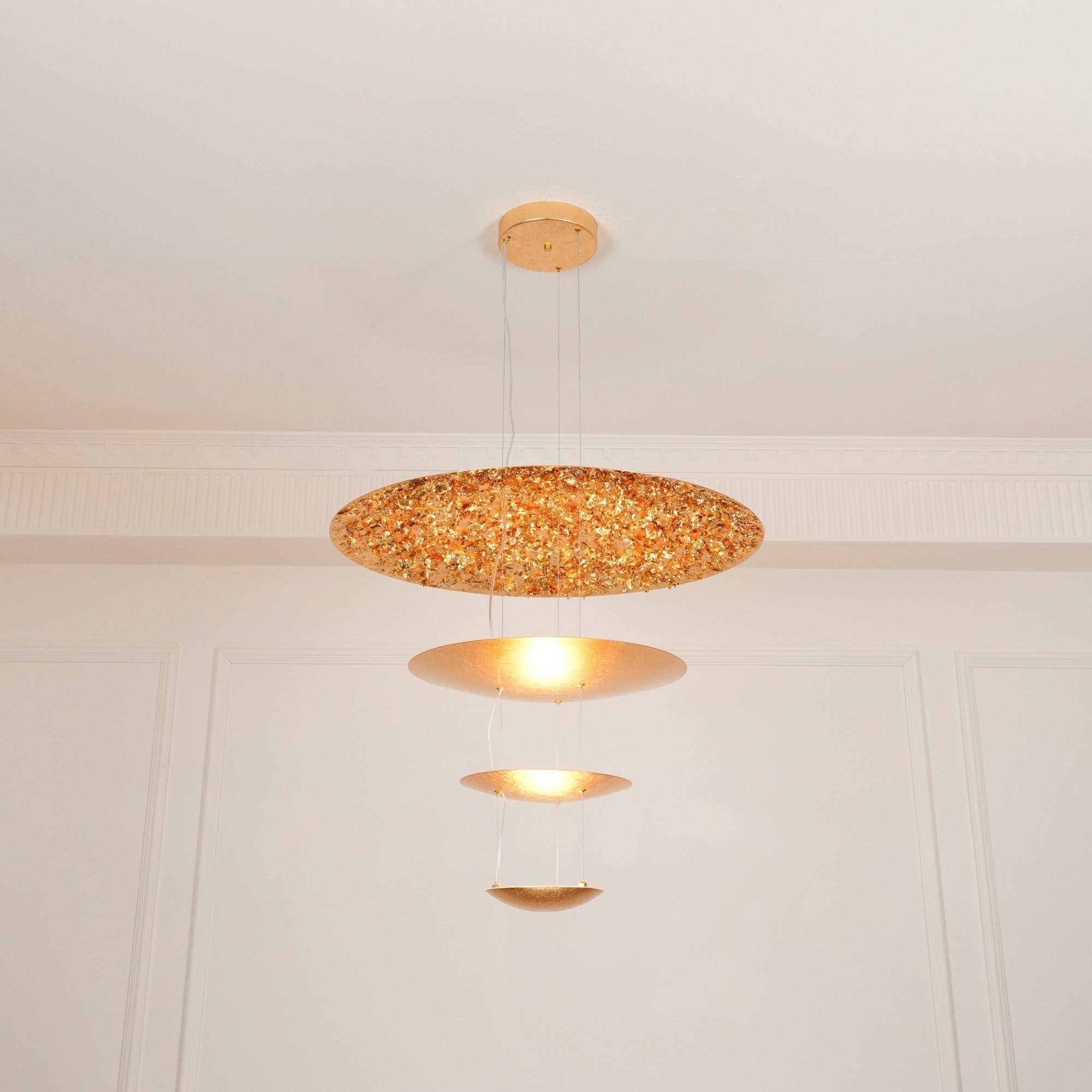 Zathaara Mehrlagige Pendelleuchte aus Goldfolie-Letslighting