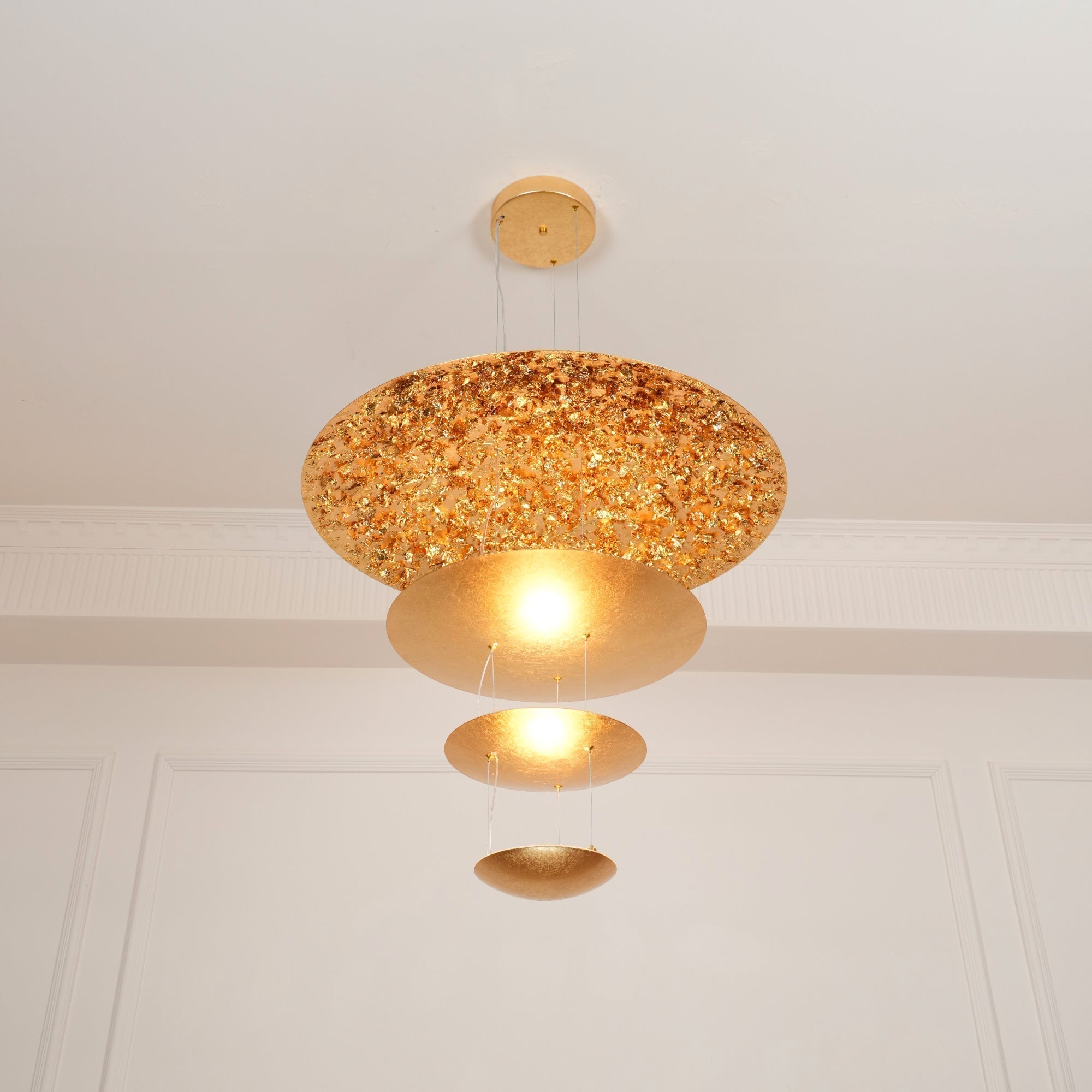Zathaara Mehrlagige Pendelleuchte aus Goldfolie-Letslighting
