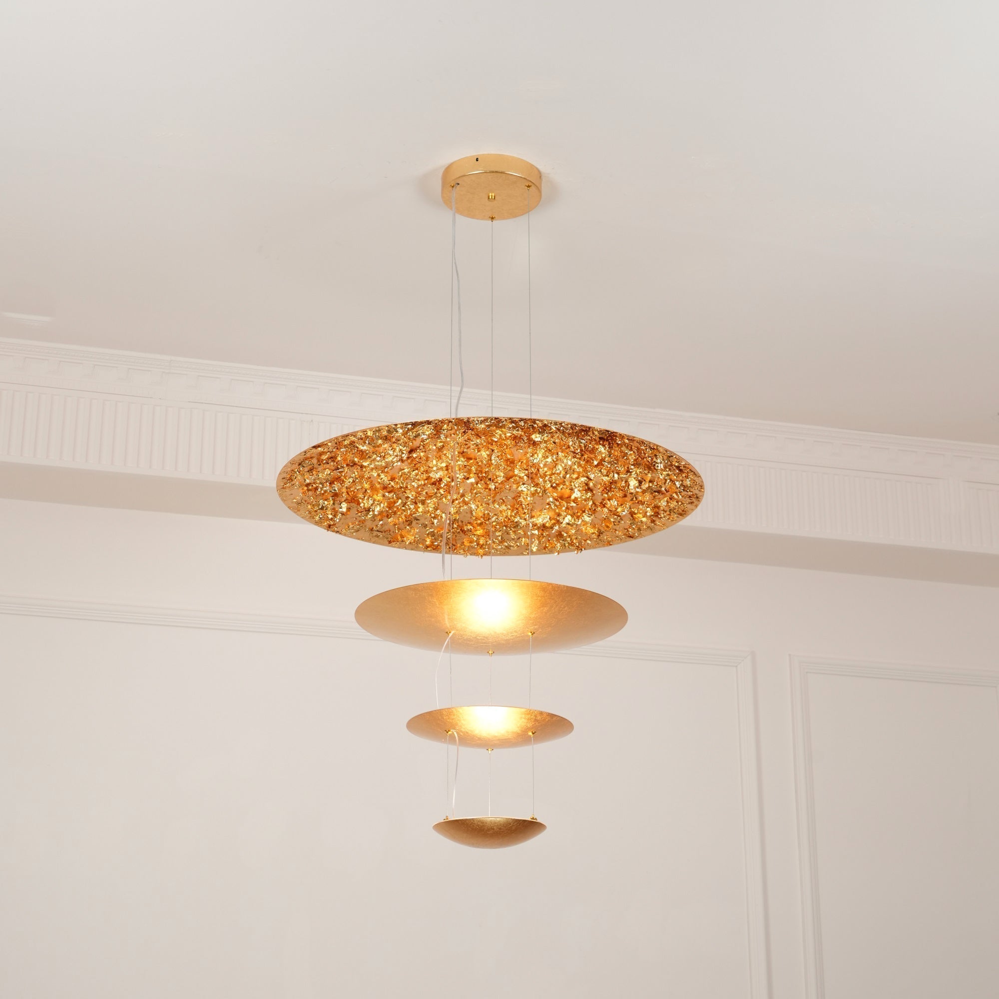 Zathaara Mehrlagige Pendelleuchte aus Goldfolie-Letslighting