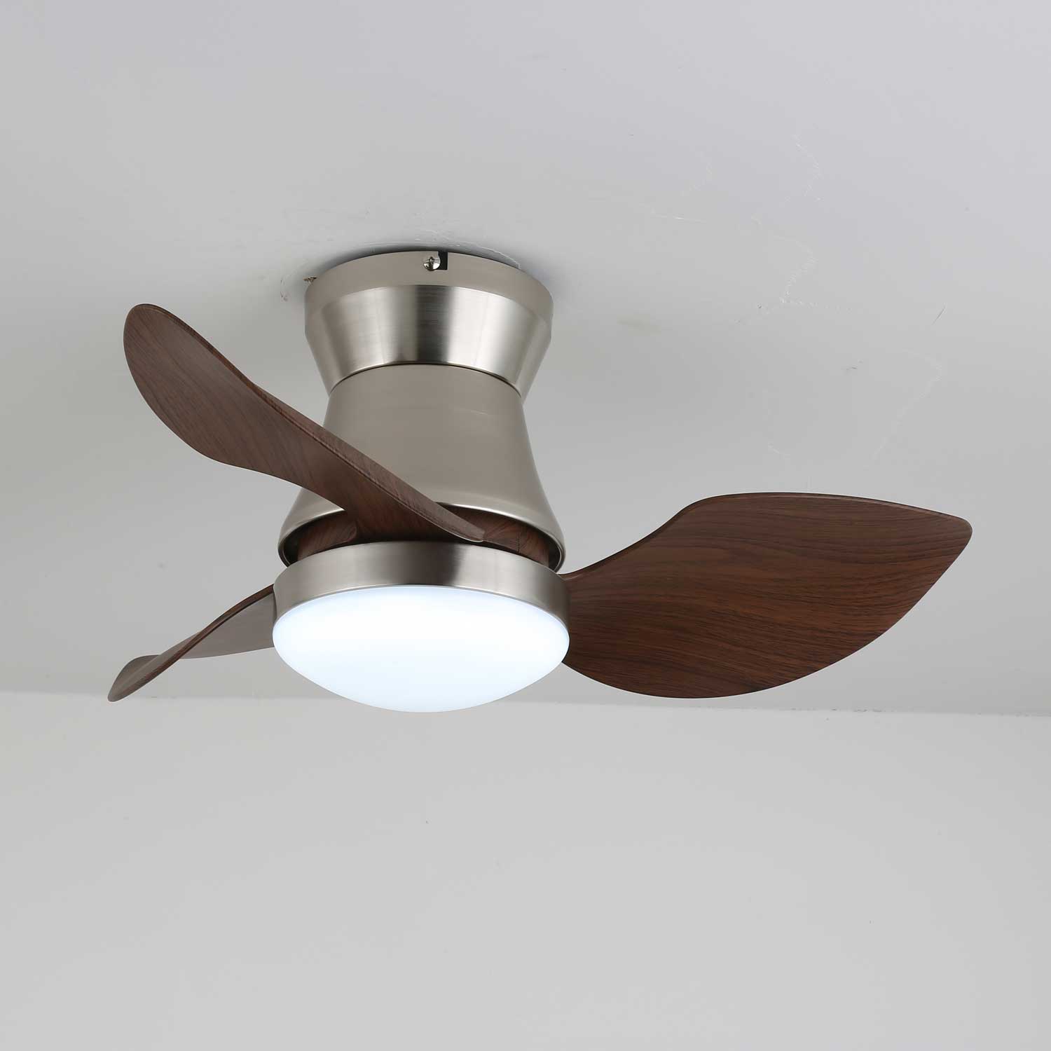 Airlume Deckenventilator mit Licht, der sein schlankes Design und seine Ausführungen zeigt.