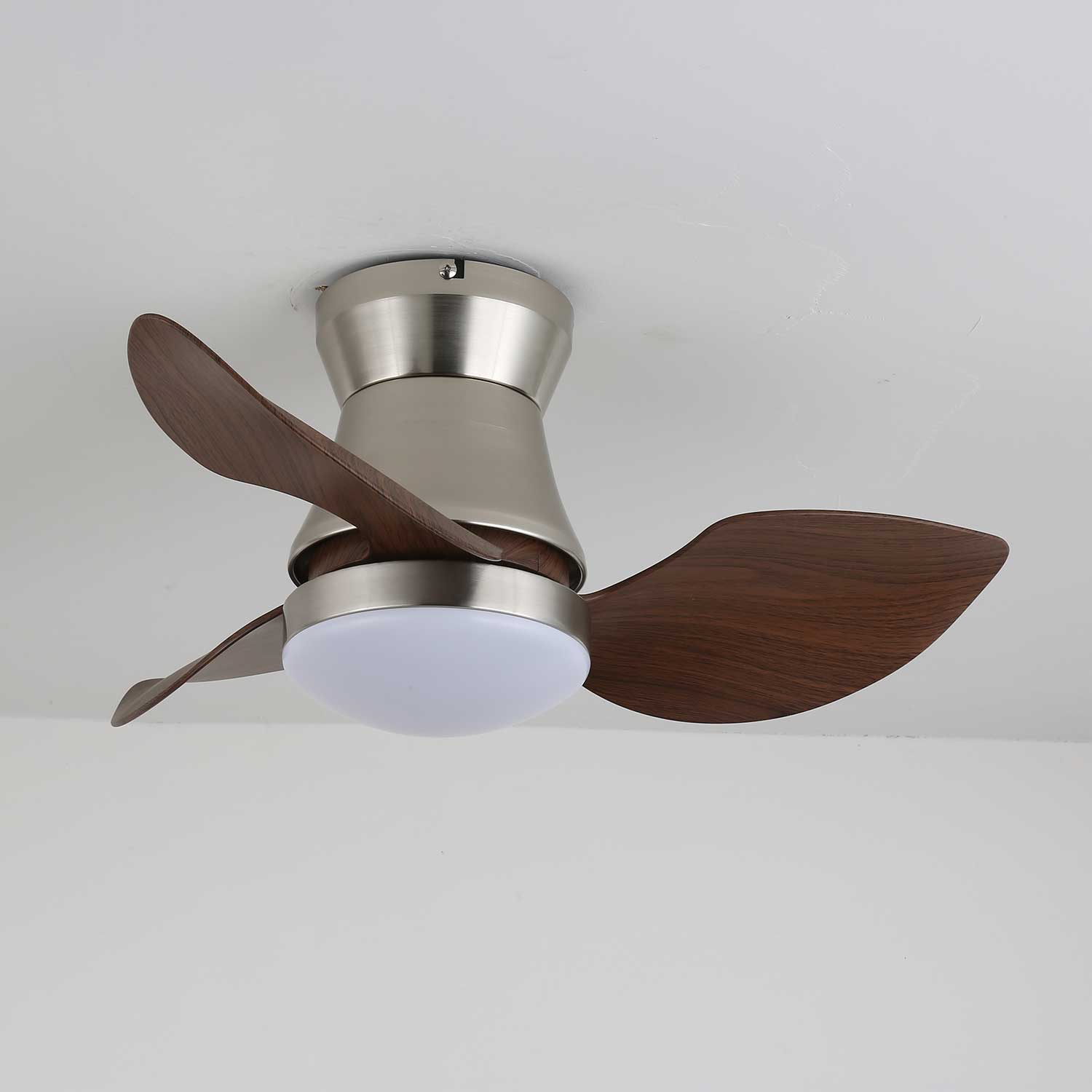 Seitenansicht des Airlume Modernen Deckenventilators mit Holz und Licht.
