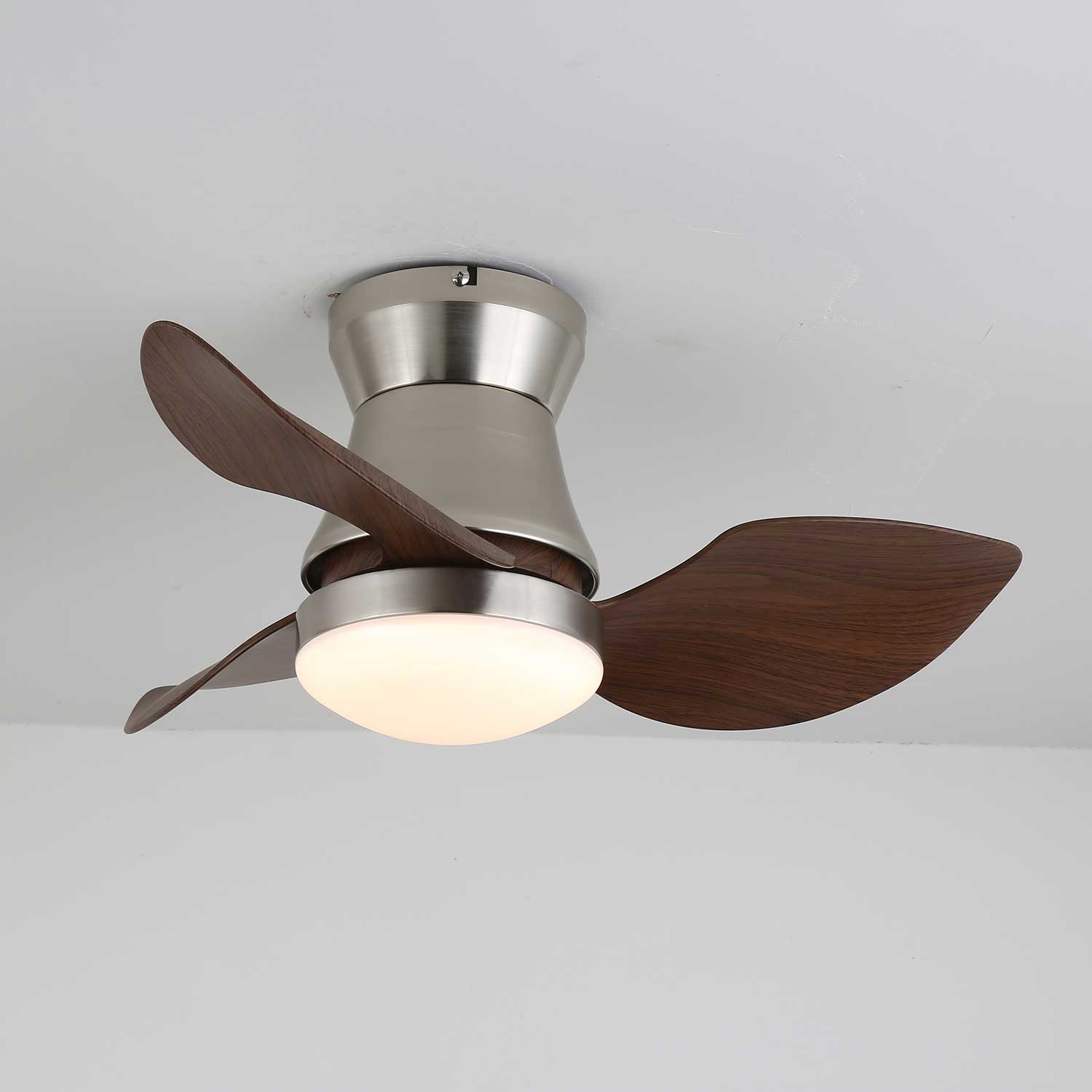 Airlume Deckenventilator mit Licht und seiner Handfernbedienung.