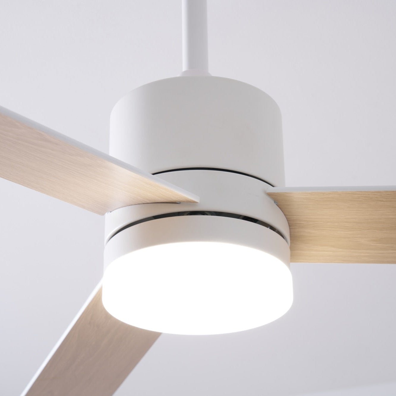 Lennox Drift Deckenventilatorlampe in einer anderen Raumeinstellung, vielleicht einem Schlafzimmer.