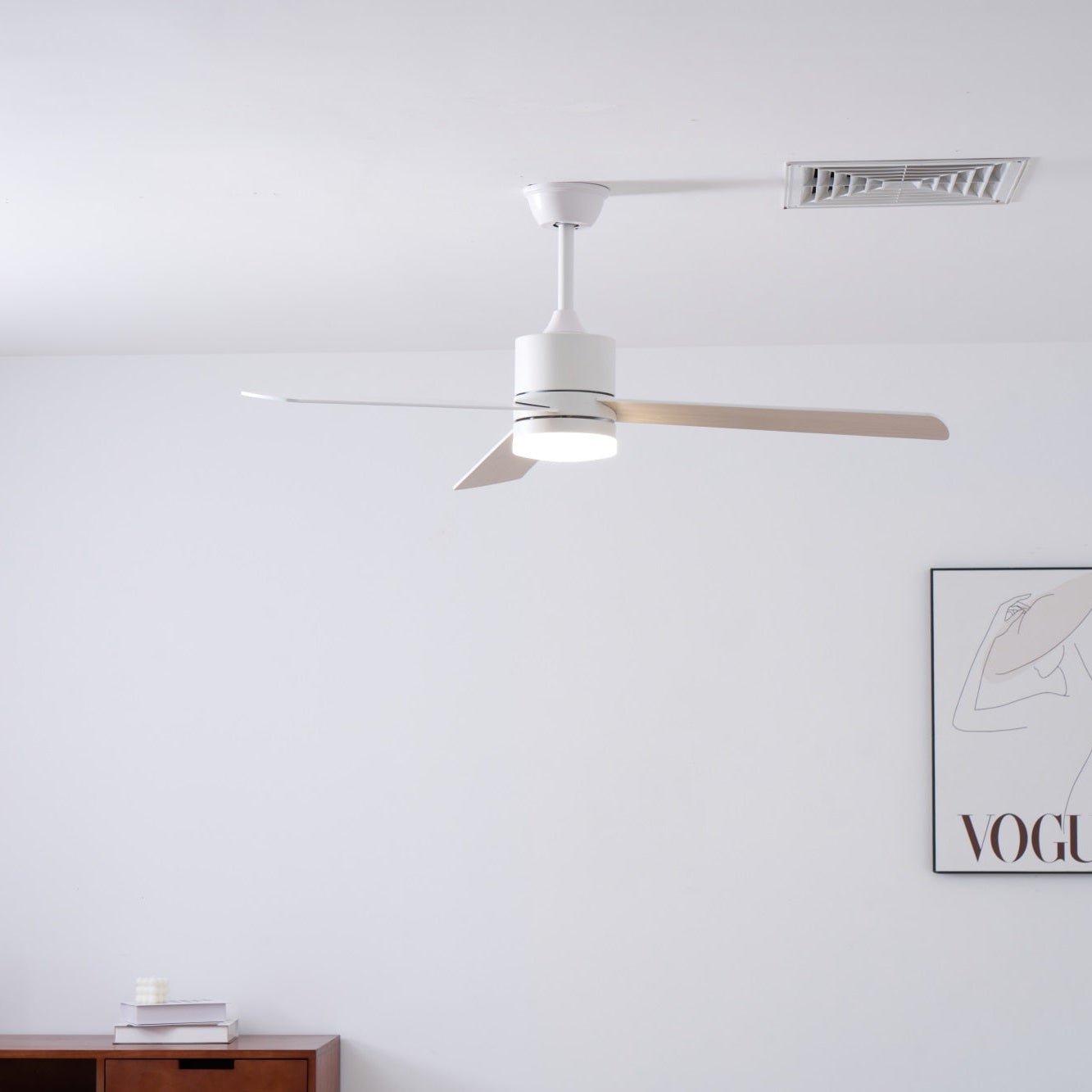Lennox Drift Ventilator mit ausgeschaltetem Licht, präsentiert seine Ästhetik als Ventilator.