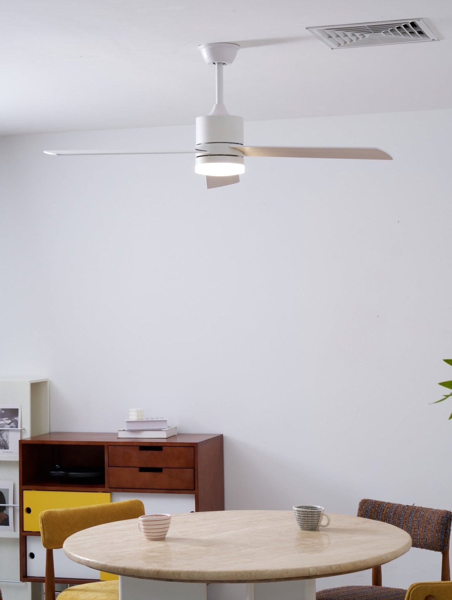 Nahaufnahme der Steuerung des Ventilators: Handfernbedienung.