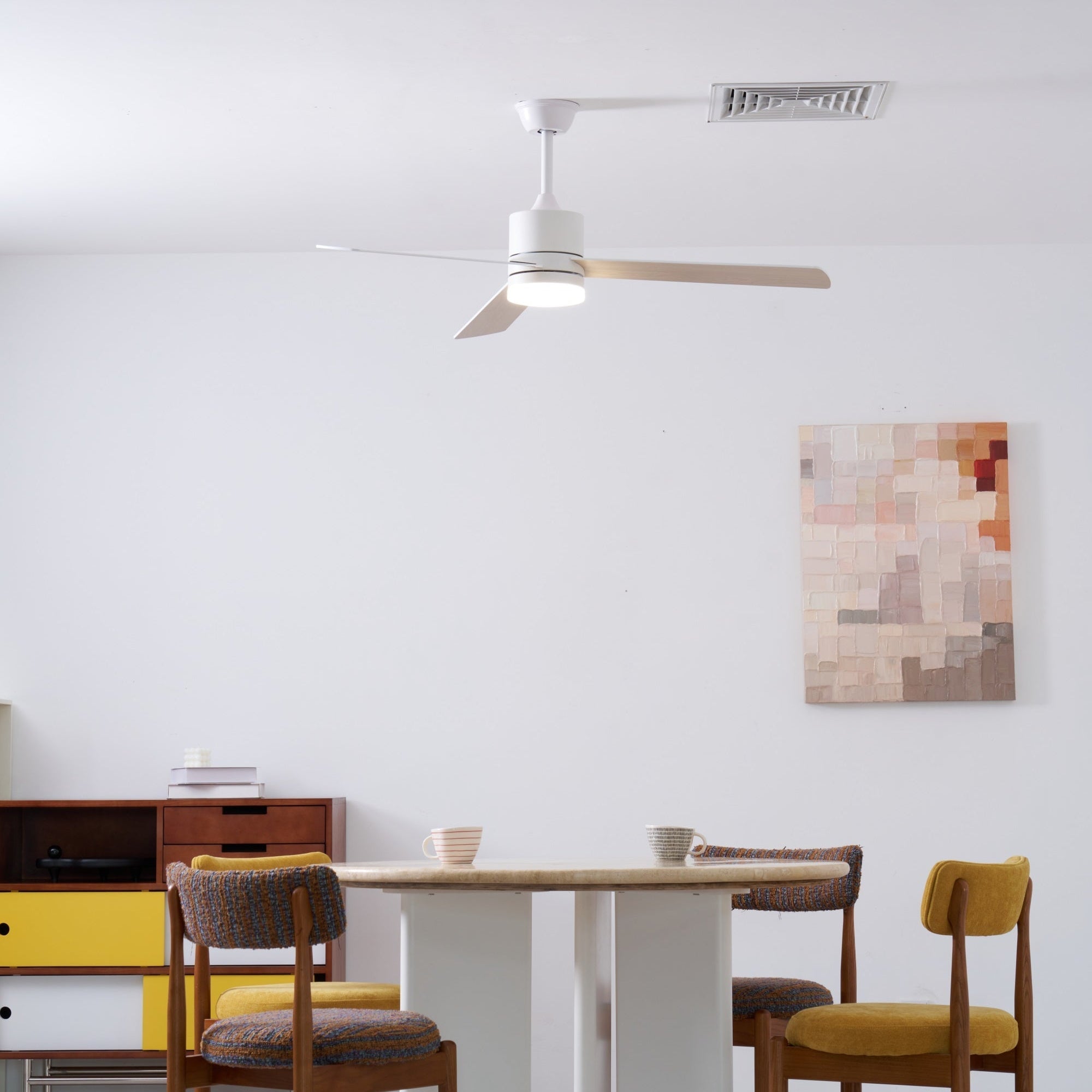 Lennox Drift Deckenventilatorlampe, Seitenansicht, hebt den Metallrahmen und die Holzflügel hervor.