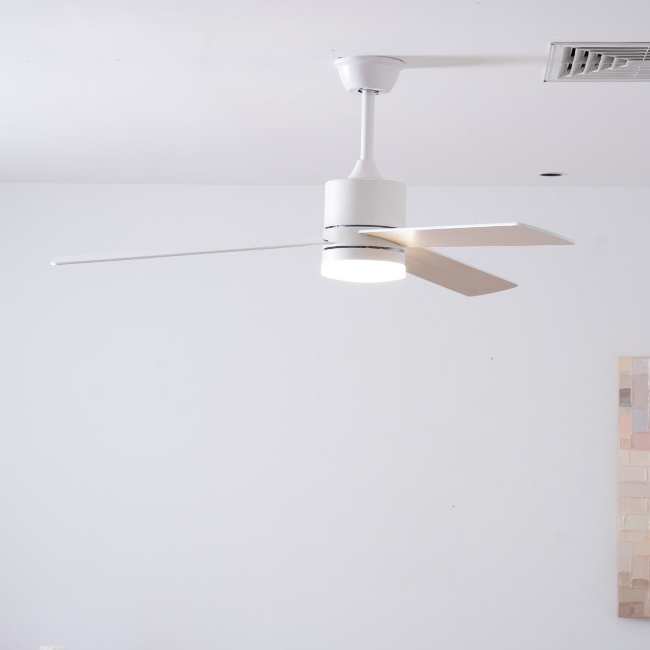 Nahaufnahme der Ahorn-/Platanenholzflügel des Lennox Drift Ventilators.