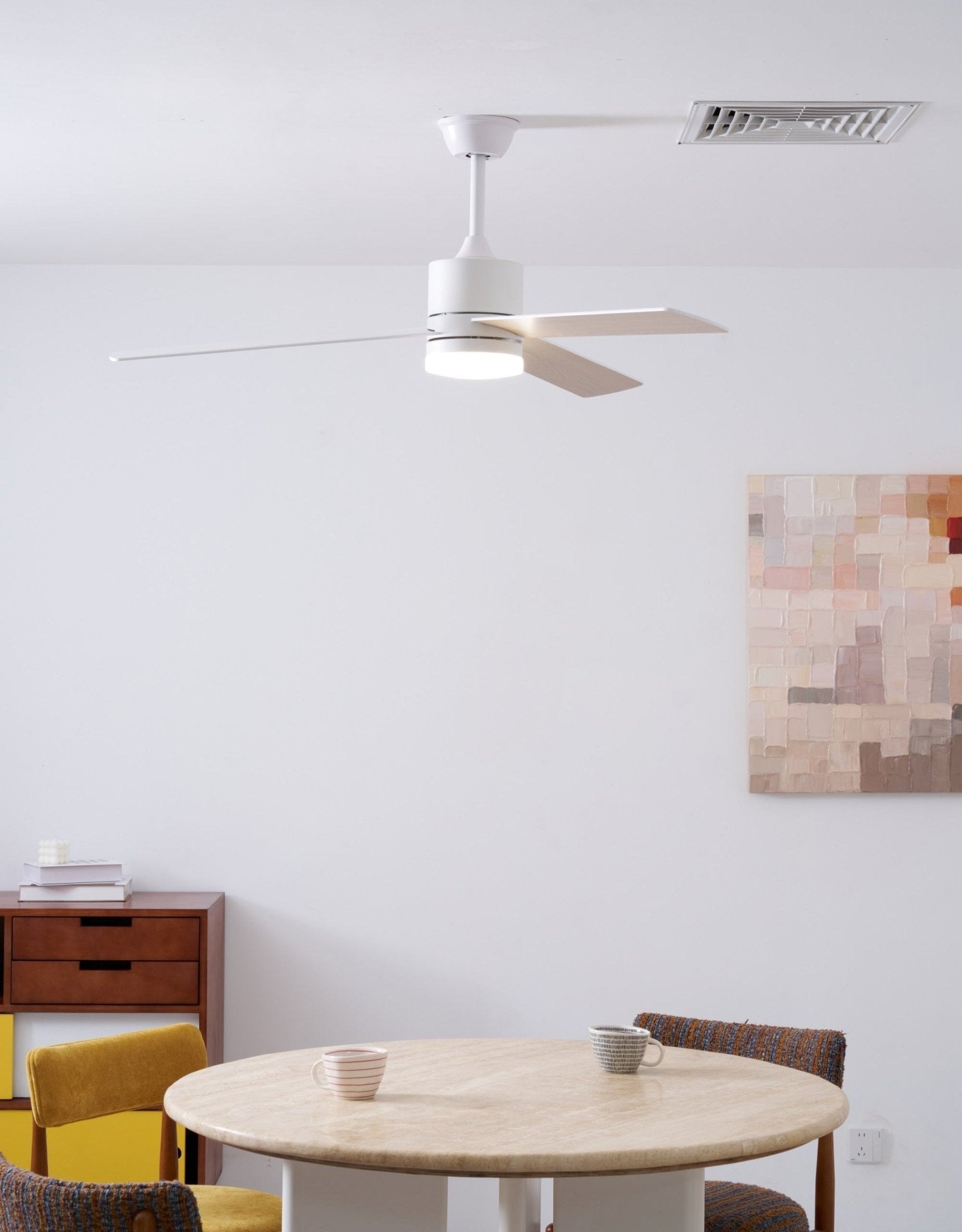 Detailansicht des weißen Acryl-Lampenschirms und der integrierten LED.