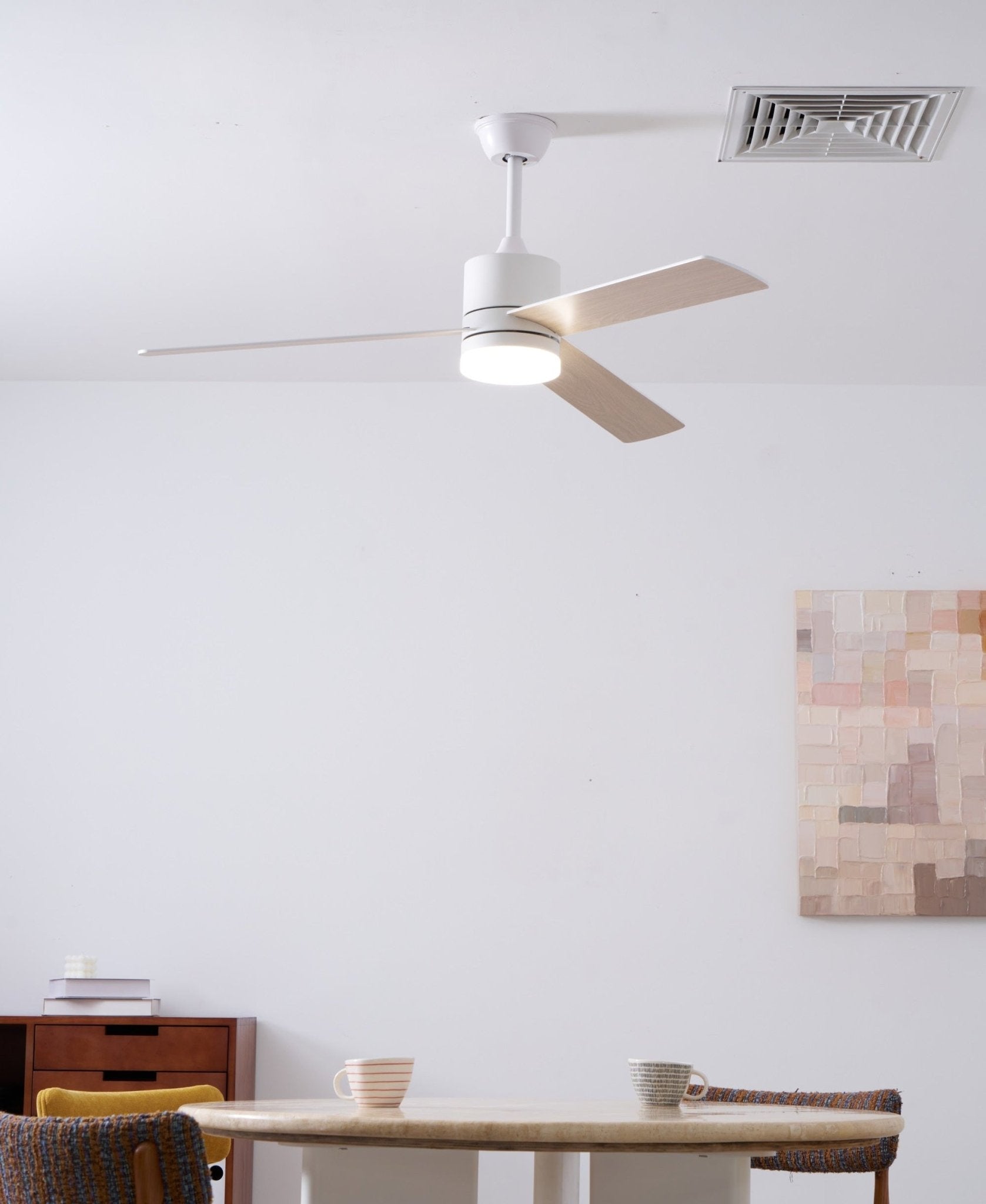 Lennox Drift Deckenventilatorlampe in einem modernen Wohnzimmerambiente installiert.