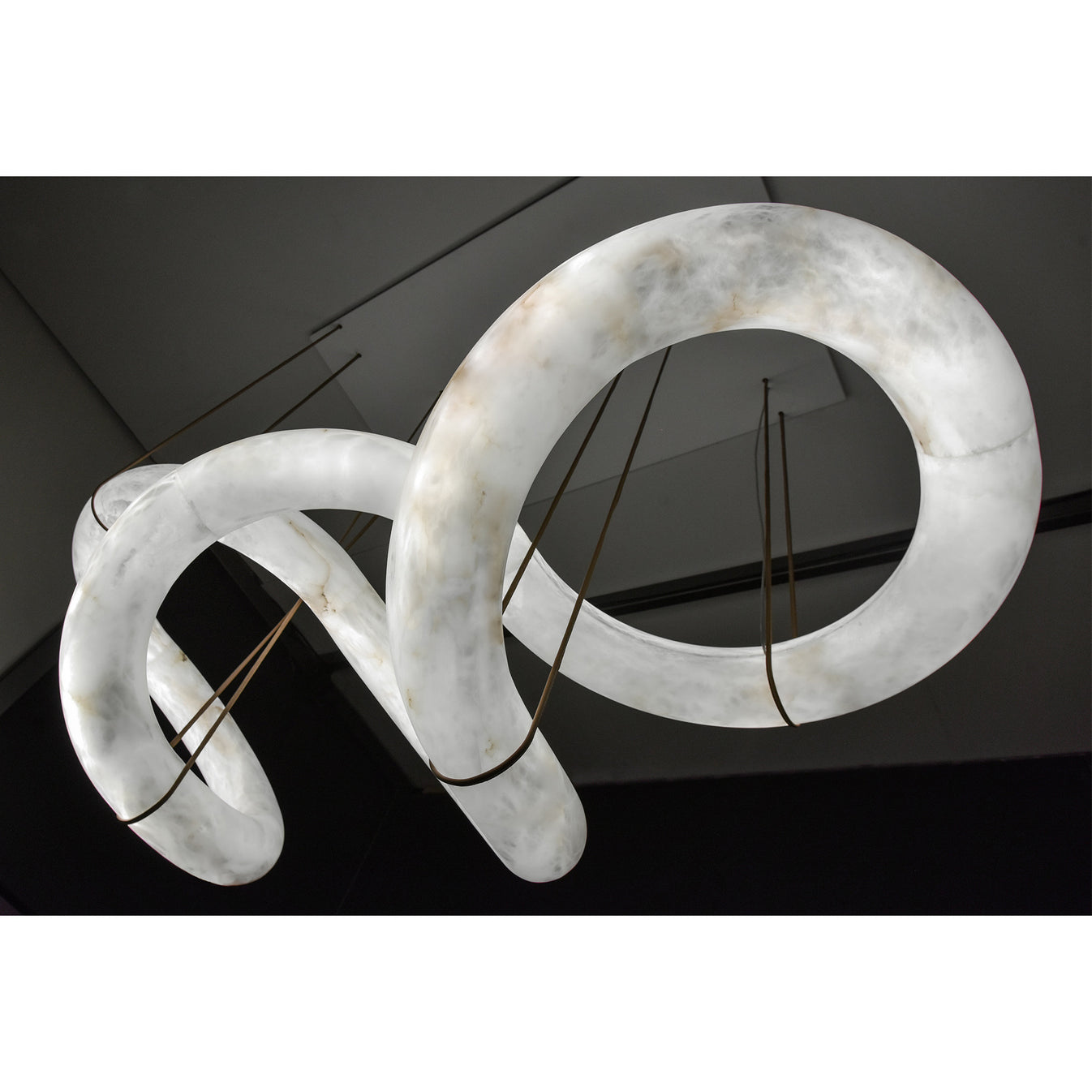 Utalyra Curved Alabaster Pendant Light - Neutralighting