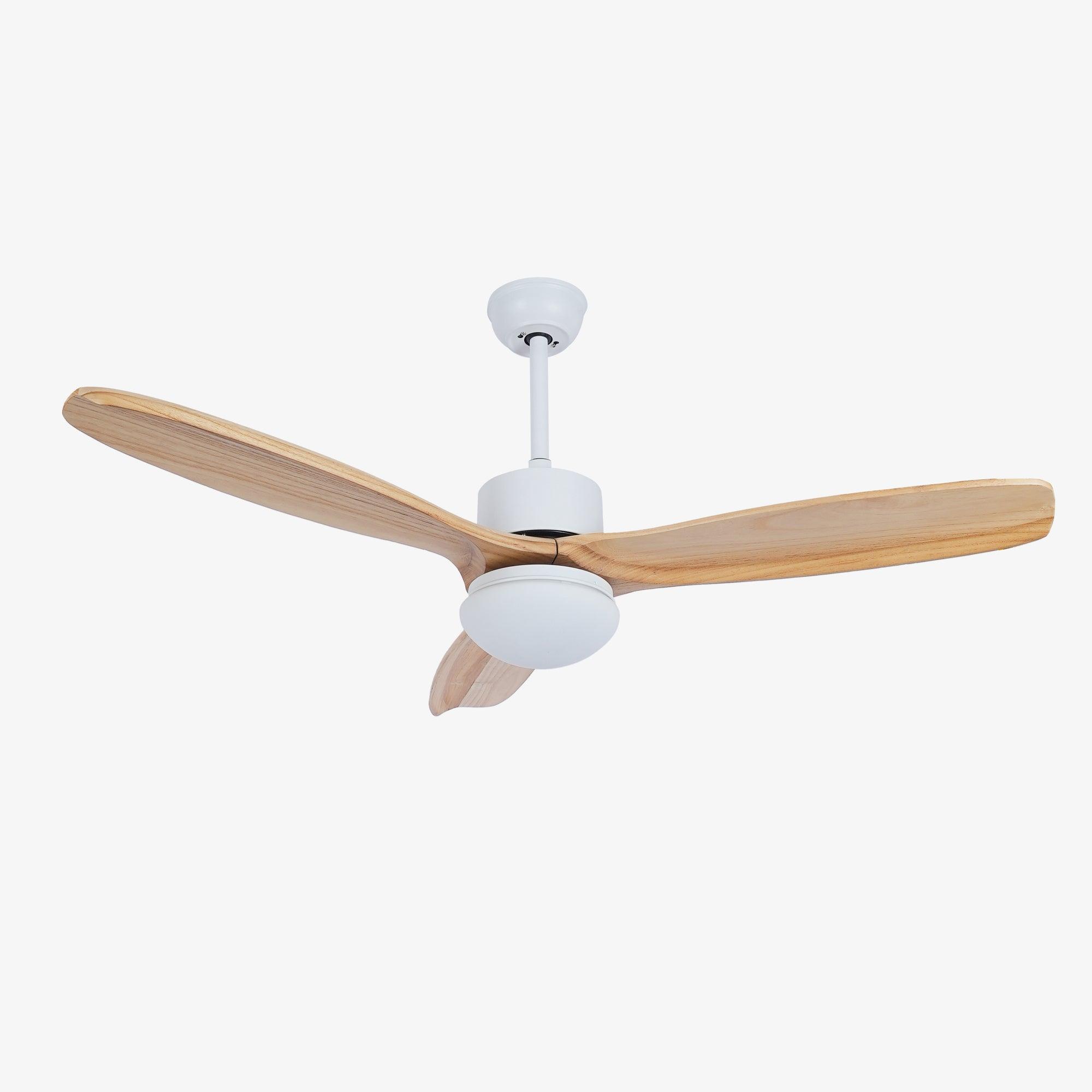 Brivel Deckenventilatorleuchte in Weiß und Holzoptik.