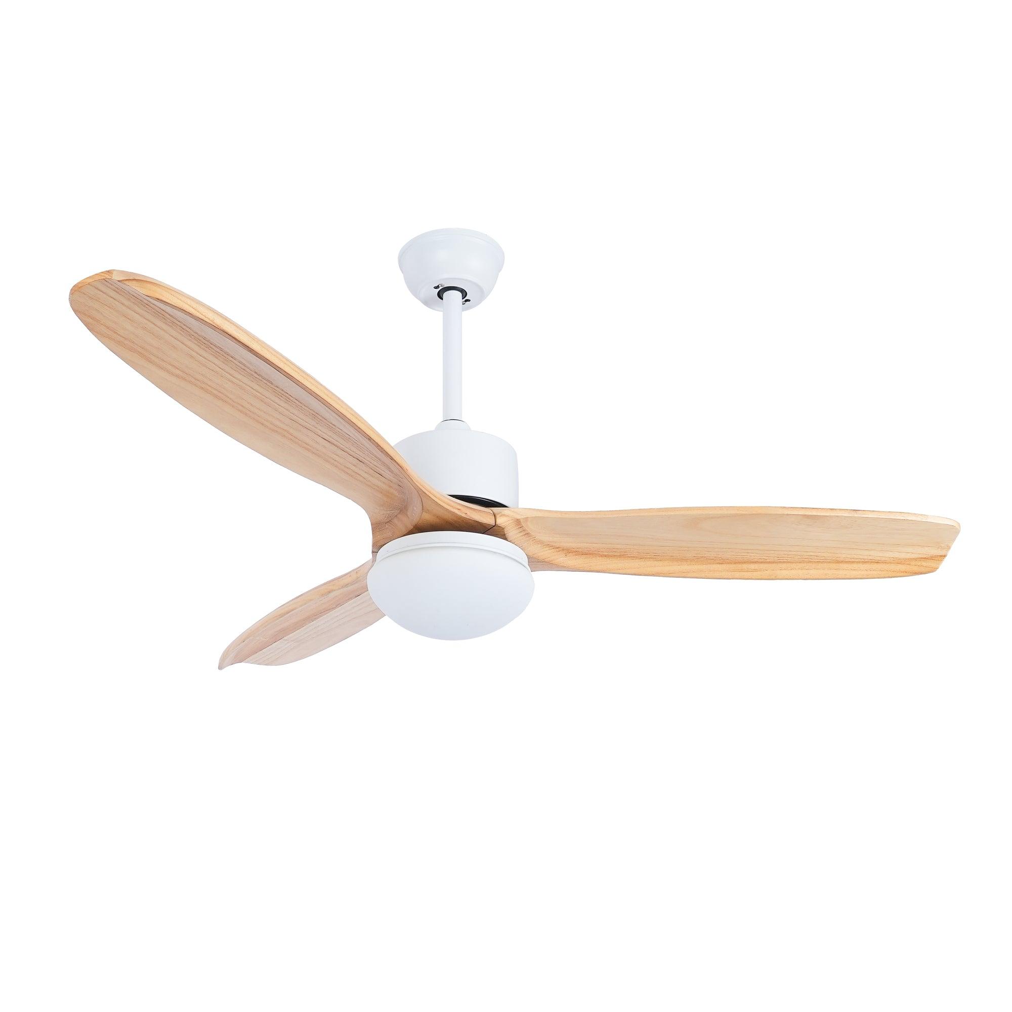 Brivel Eleganz Deckenventilatorleuchte Naturholz aus einem niedrigen Winkel.