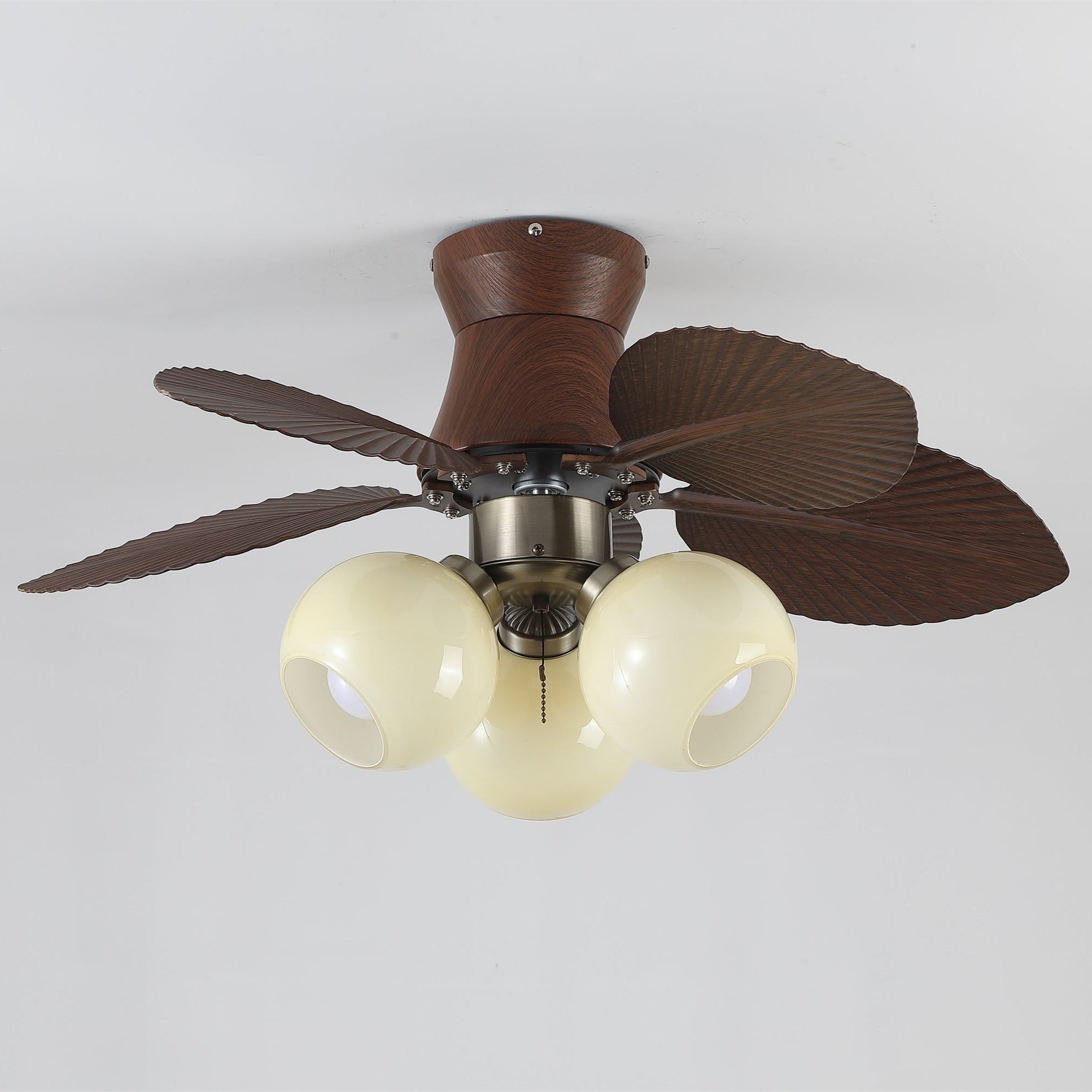 Walden Eiche Deckenventilator mit Beleuchtung, Detail des beigen Lampenschirms