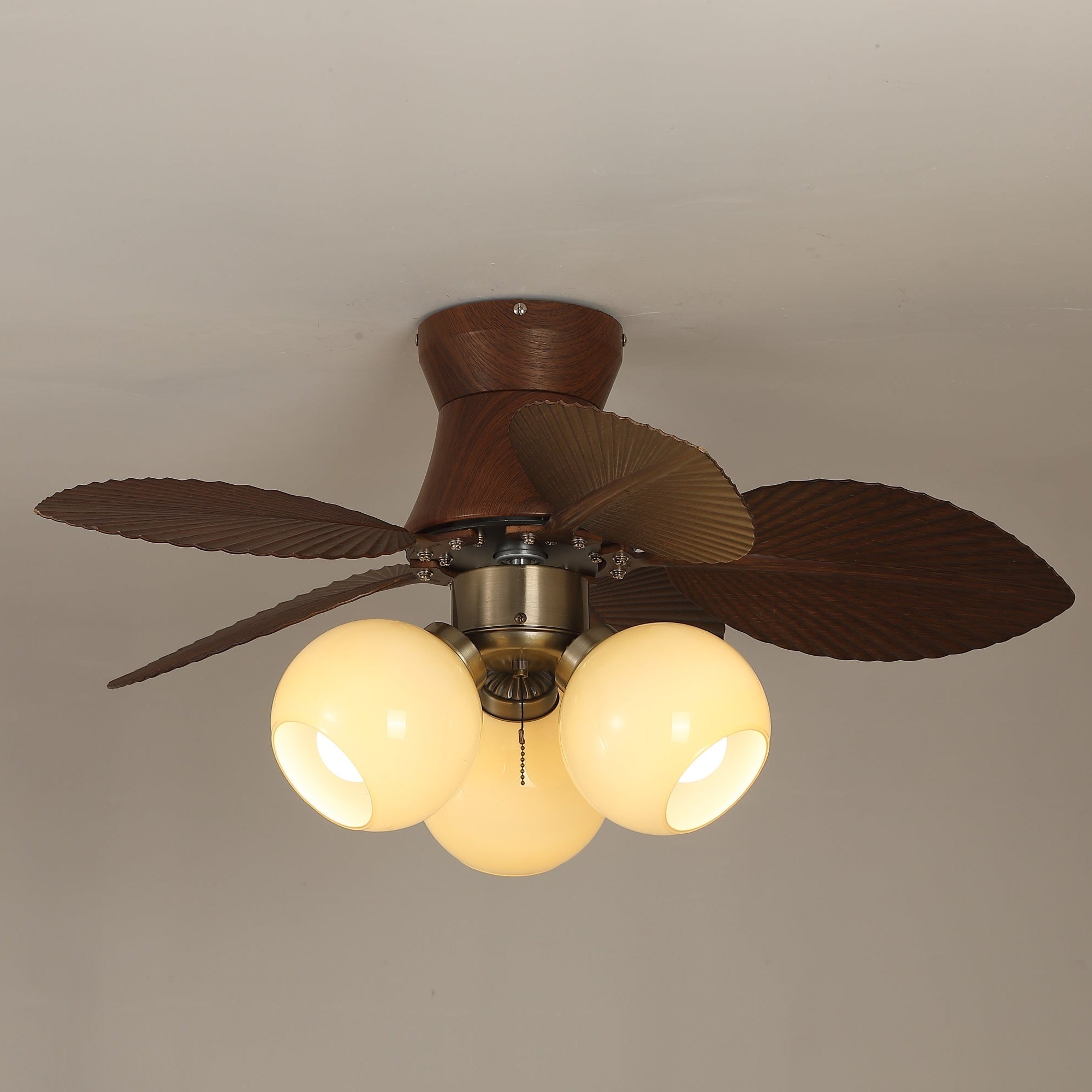 Walden Eiche Deckenventilator mit Beleuchtung, ausgeklappten Flügeln, schräge Ansicht