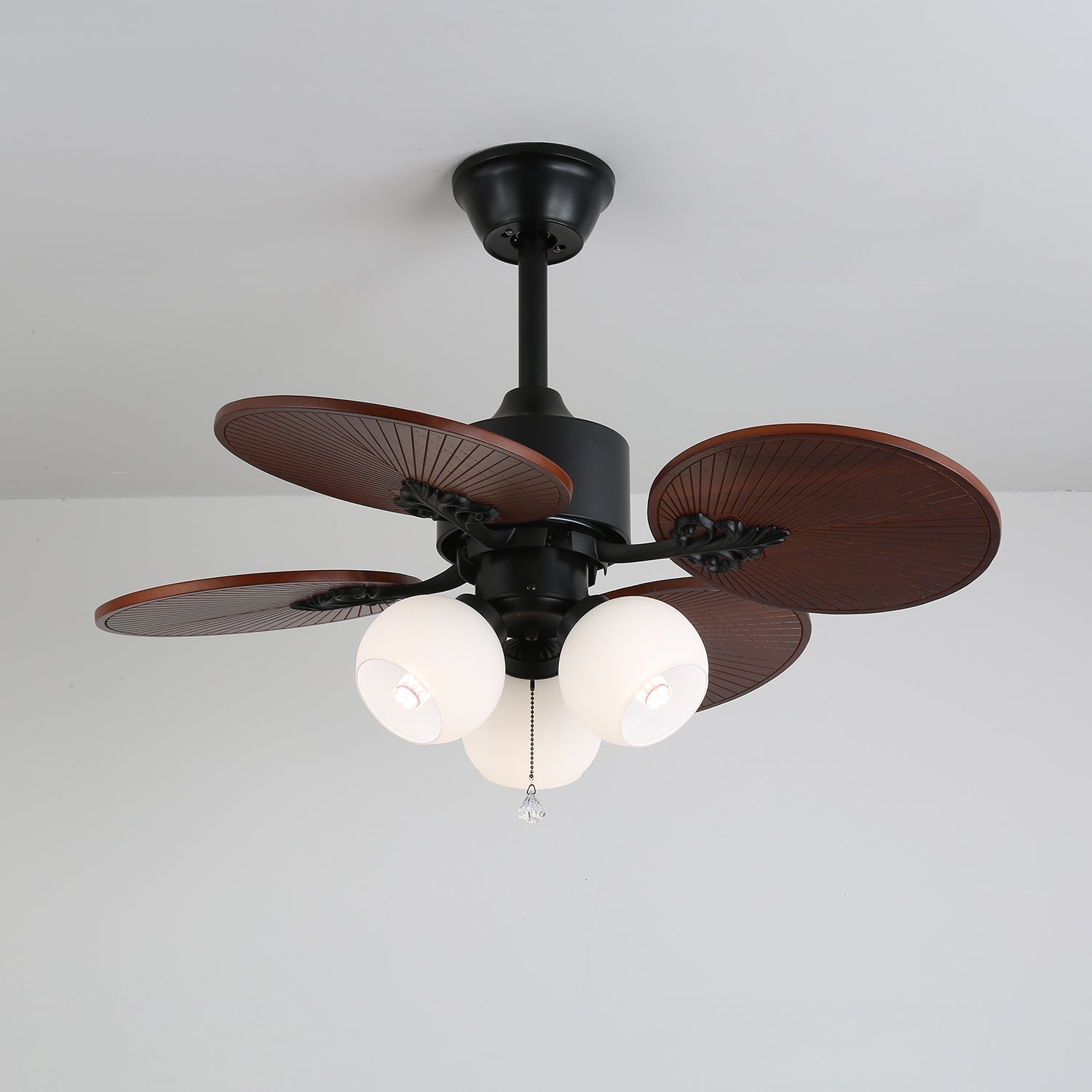 Lifestyle-Aufnahme der Solara Ventilatorleuchte, die tropisches Dekor ergänzt.