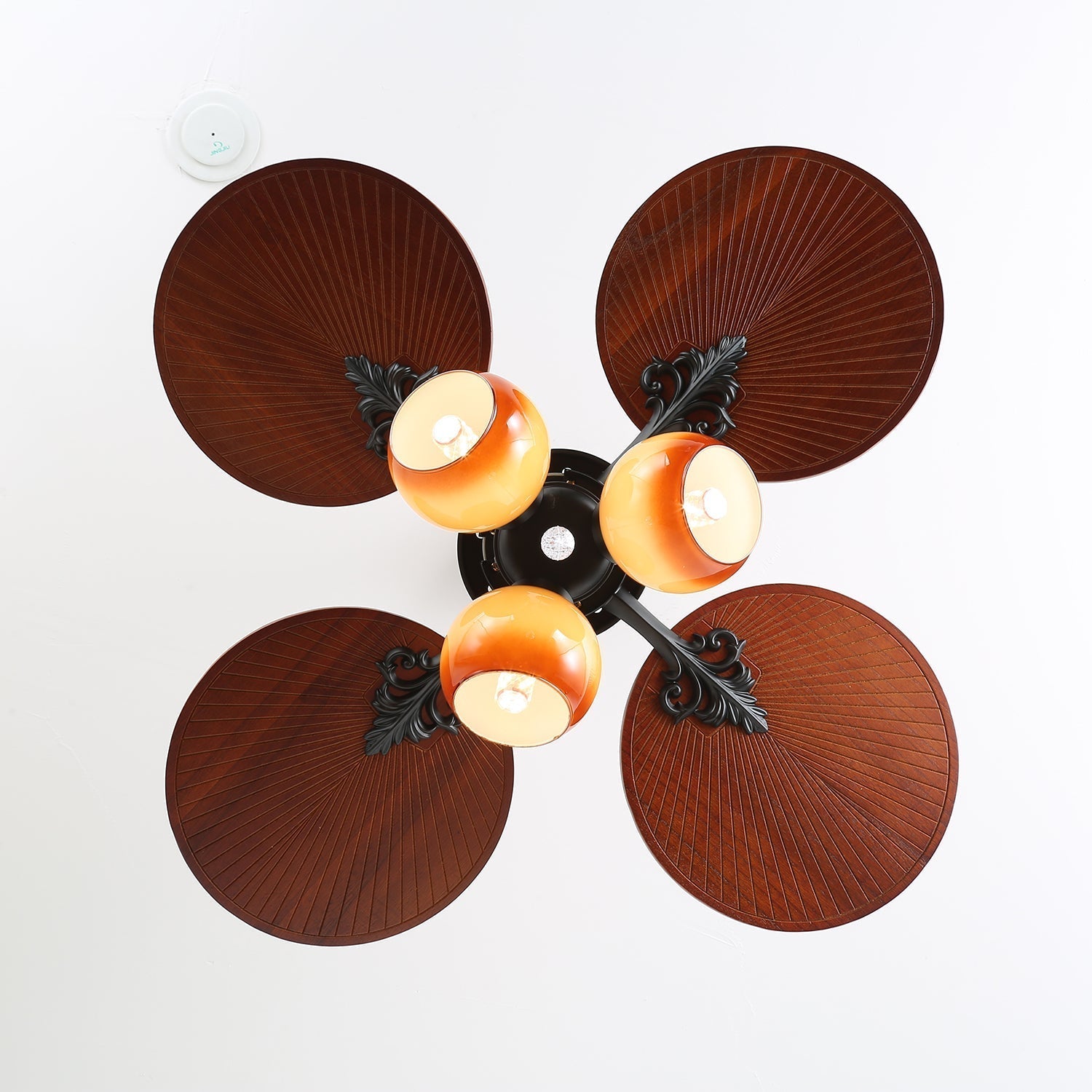 Solara Ventilatorleuchte mit eingeschaltetem Licht, beleuchtet den Raum.