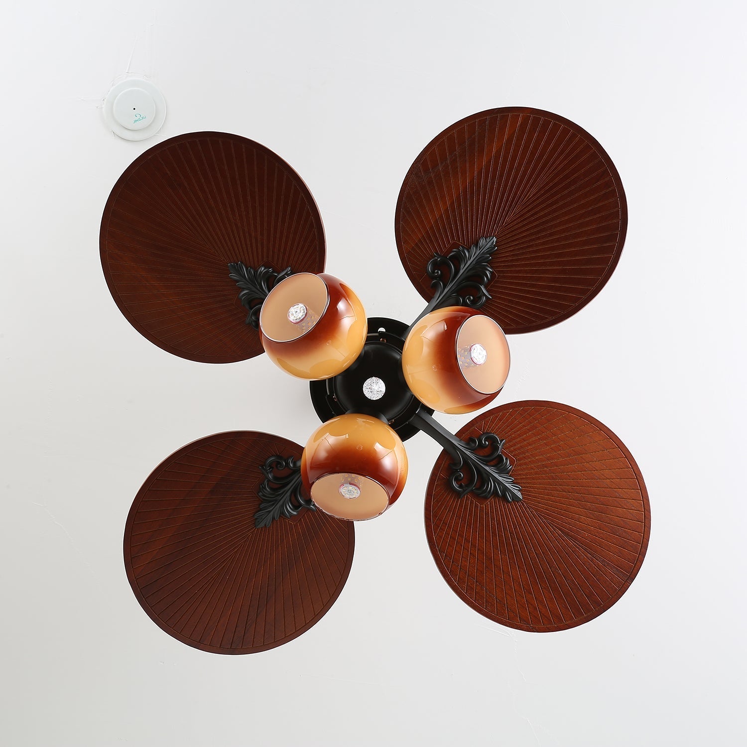 Diagramm mit den Abmessungen der Solara Ventilatorleuchte.