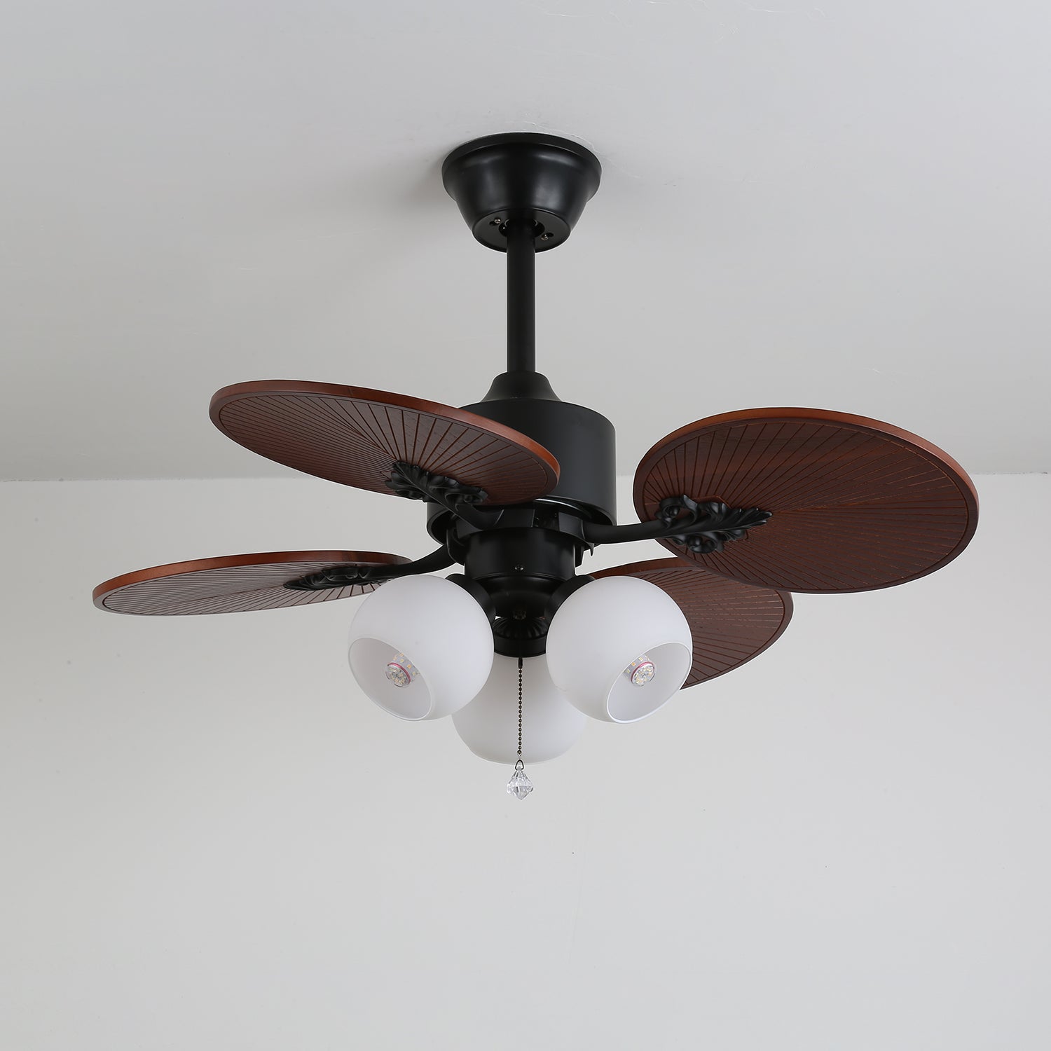 Solara Tropische Deckenventilatorleuchte mit allen ausgelegten Komponenten.