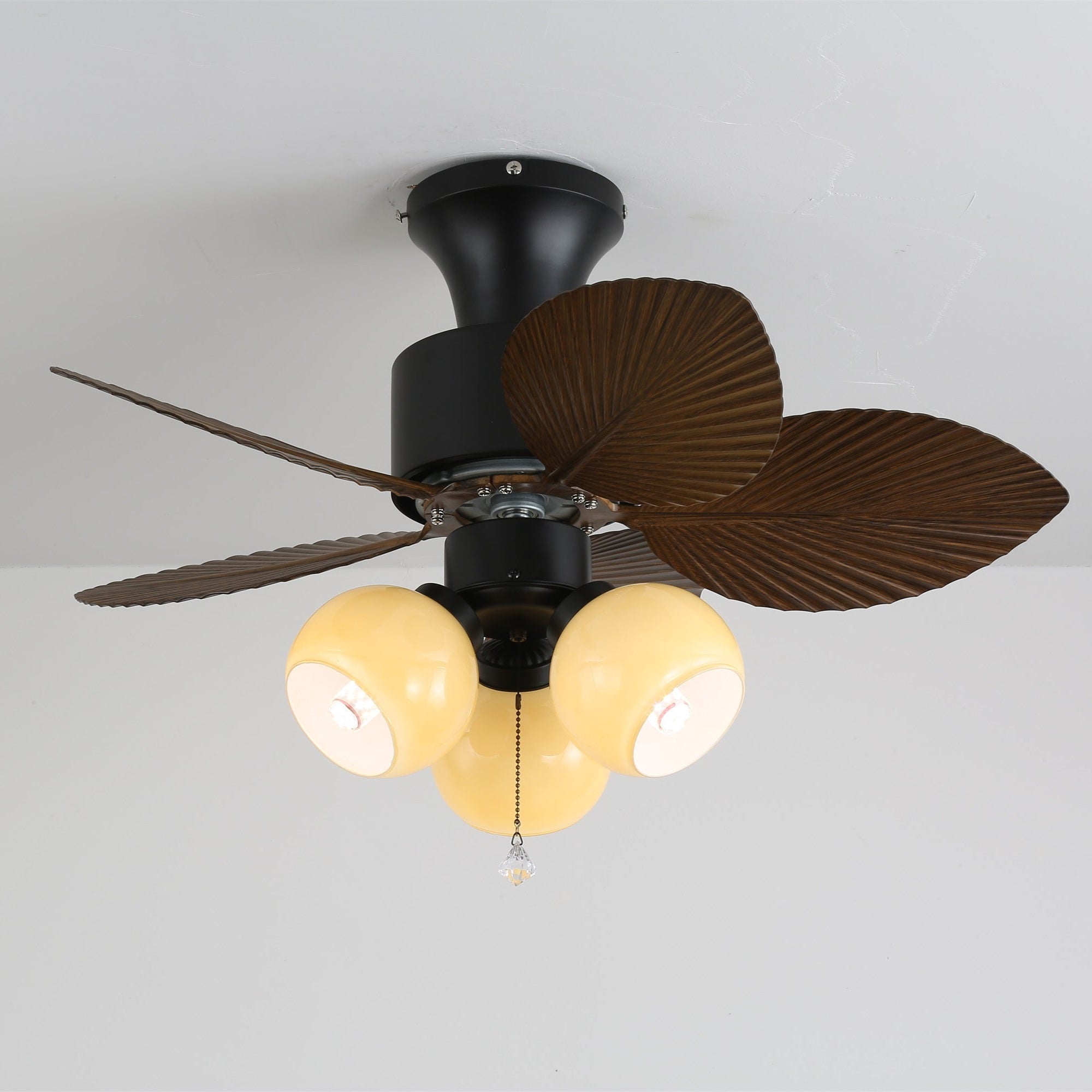 Nahaufnahme der Marvella Vintage Deckenventilatorleuchte aus Holz mit Flügeln in Holzoptik