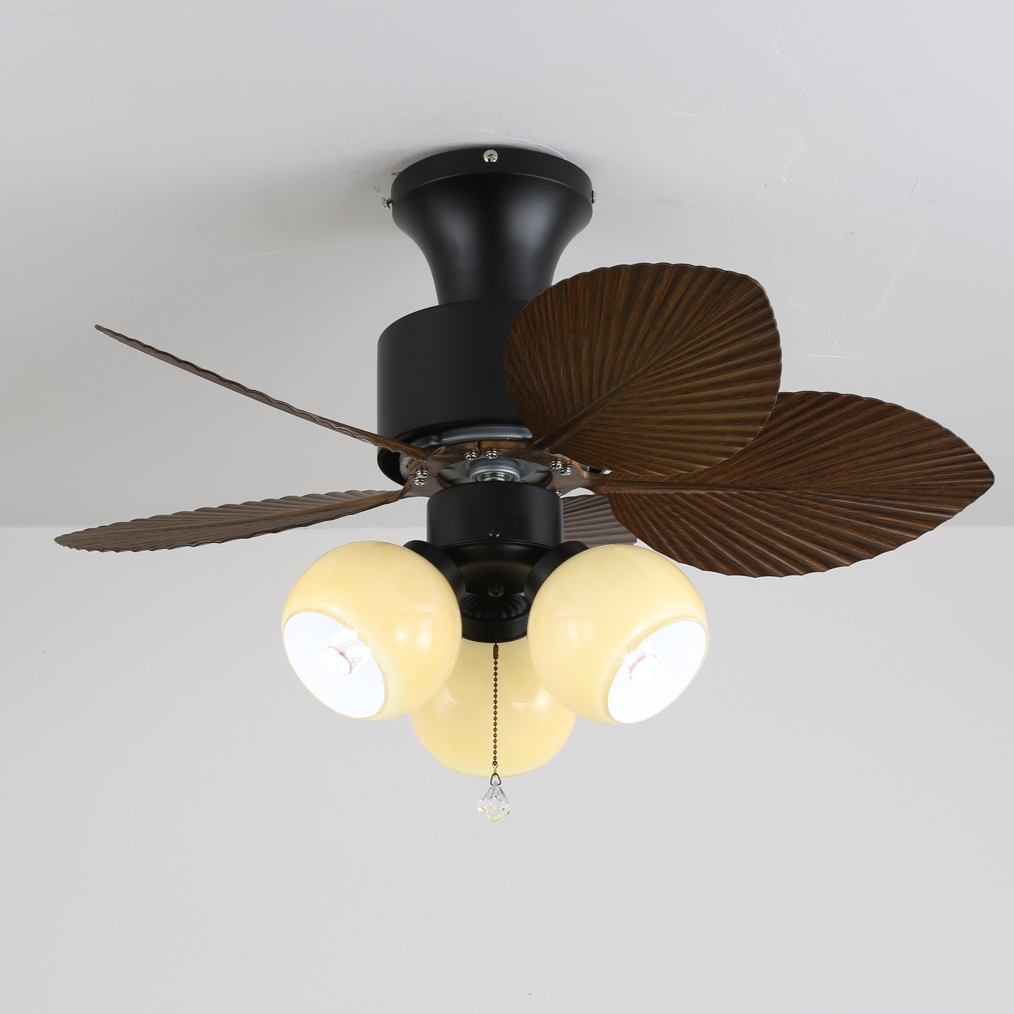 Marvella Vintage Deckenventilatorleuchte aus Holz beleuchtet ein Schlafzimmer