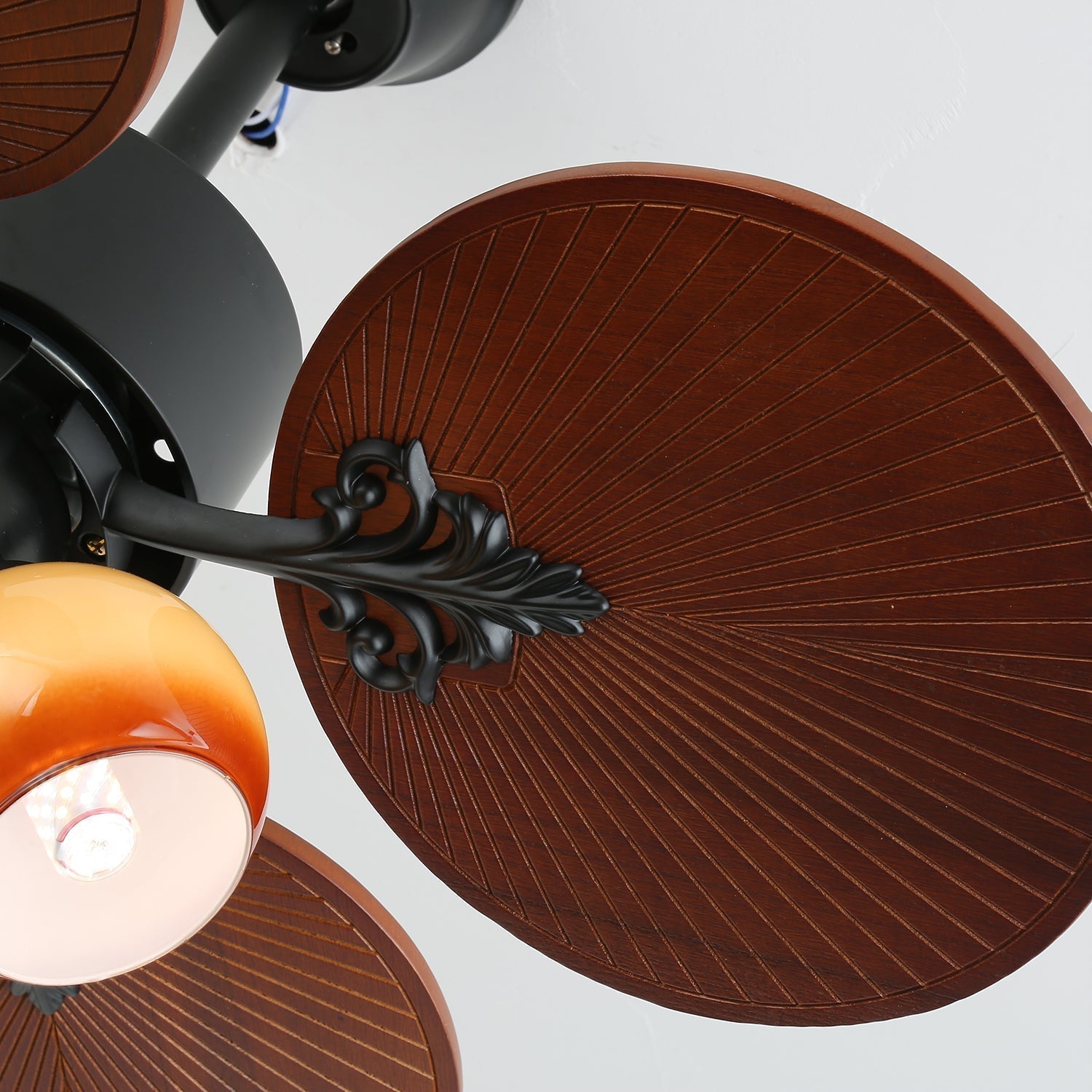 Schräge Ansicht der Solara Ventilatorleuchte, die ihr einzigartiges Flügeldesign hervorhebt.