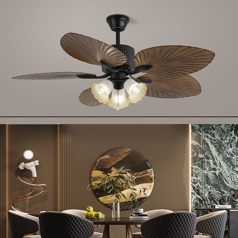 Ansicht der Solara Ventilatorleuchte von unten, die das integrierte LED-Licht hervorhebt.