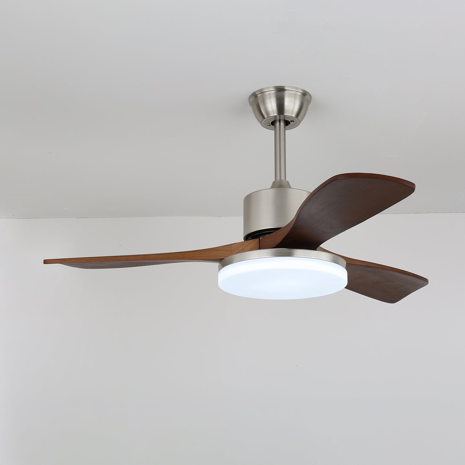 Selora Deckenventilatorleuchte in Nussbaumholz-Optik