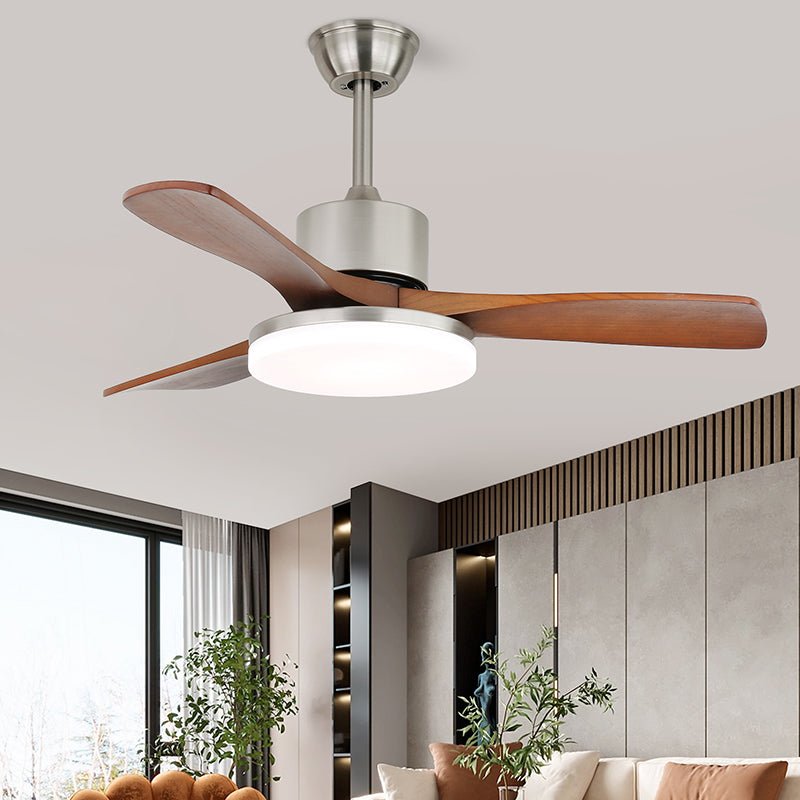 Nahaufnahme der Holzflügel des Elara Deckenventilators mit Licht