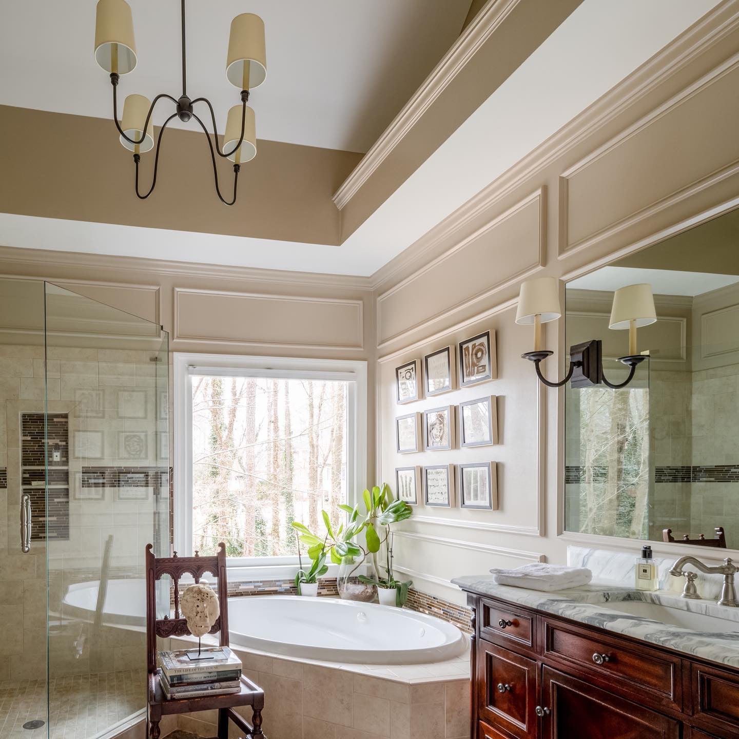 Talia Kronleuchter aus luxuriösem Messing mit Stoffschirm