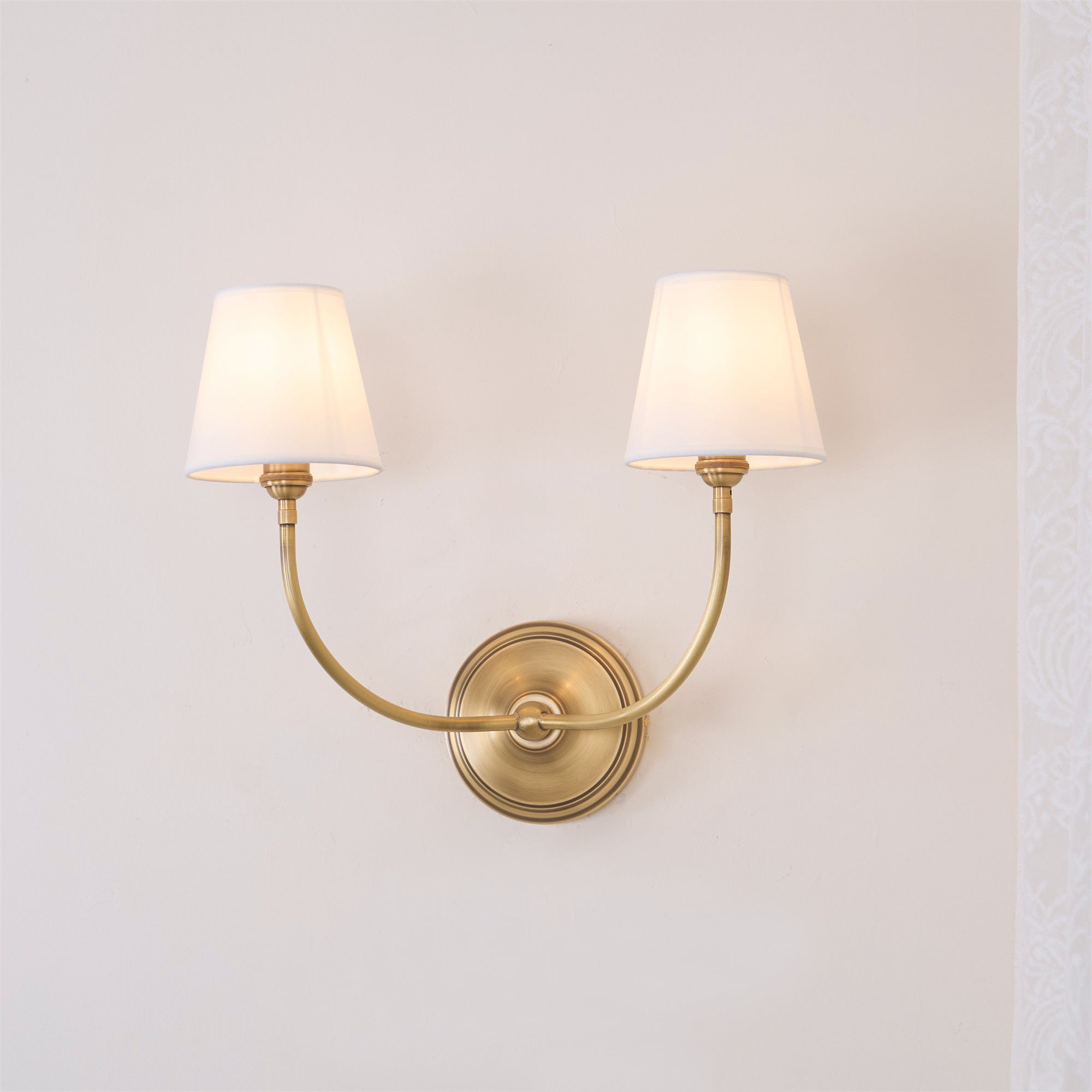 Victor Wandleuchte in Schwarzbronze mit Stoffschirm