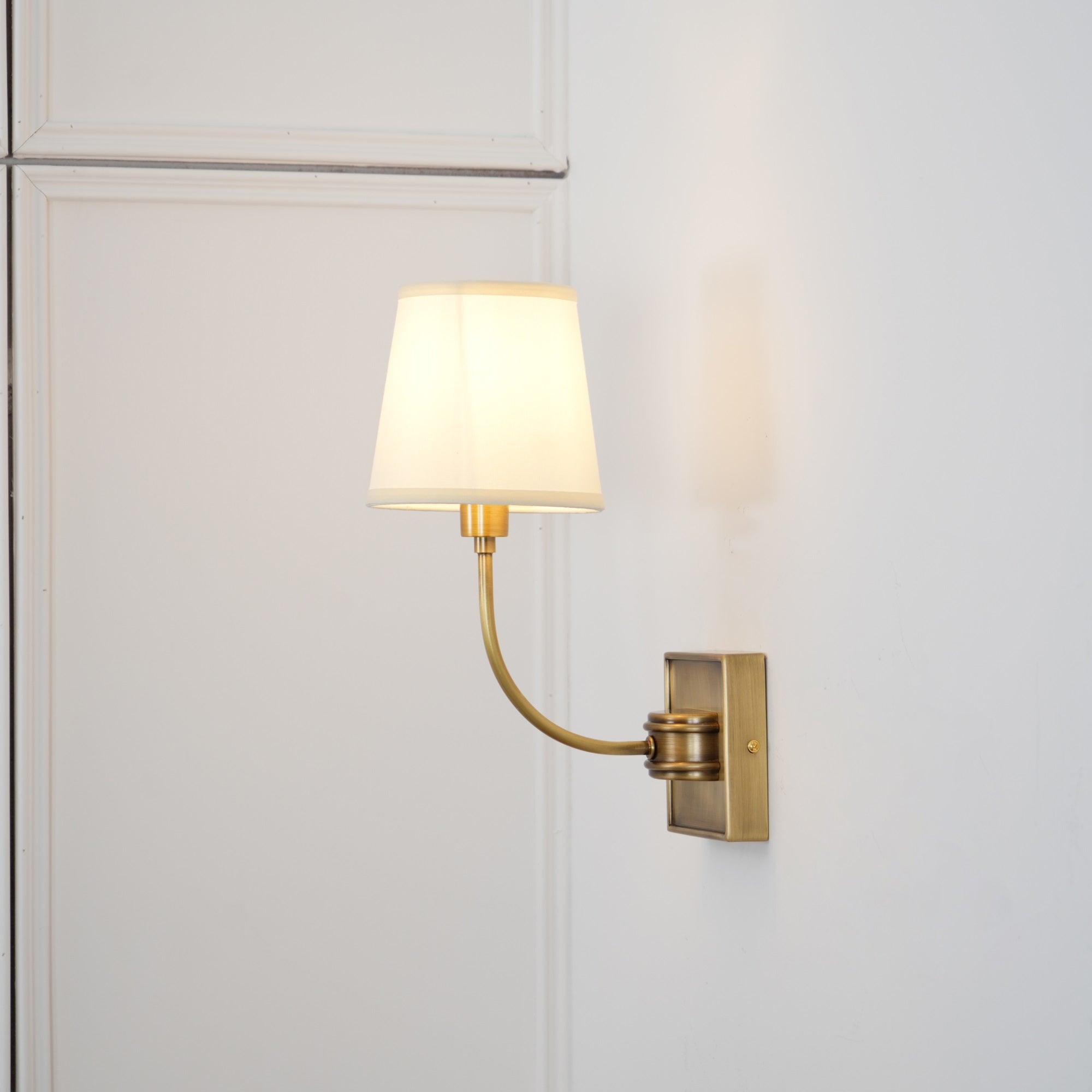 Victor Wandleuchte in Schwarzbronze mit Stoffschirm
