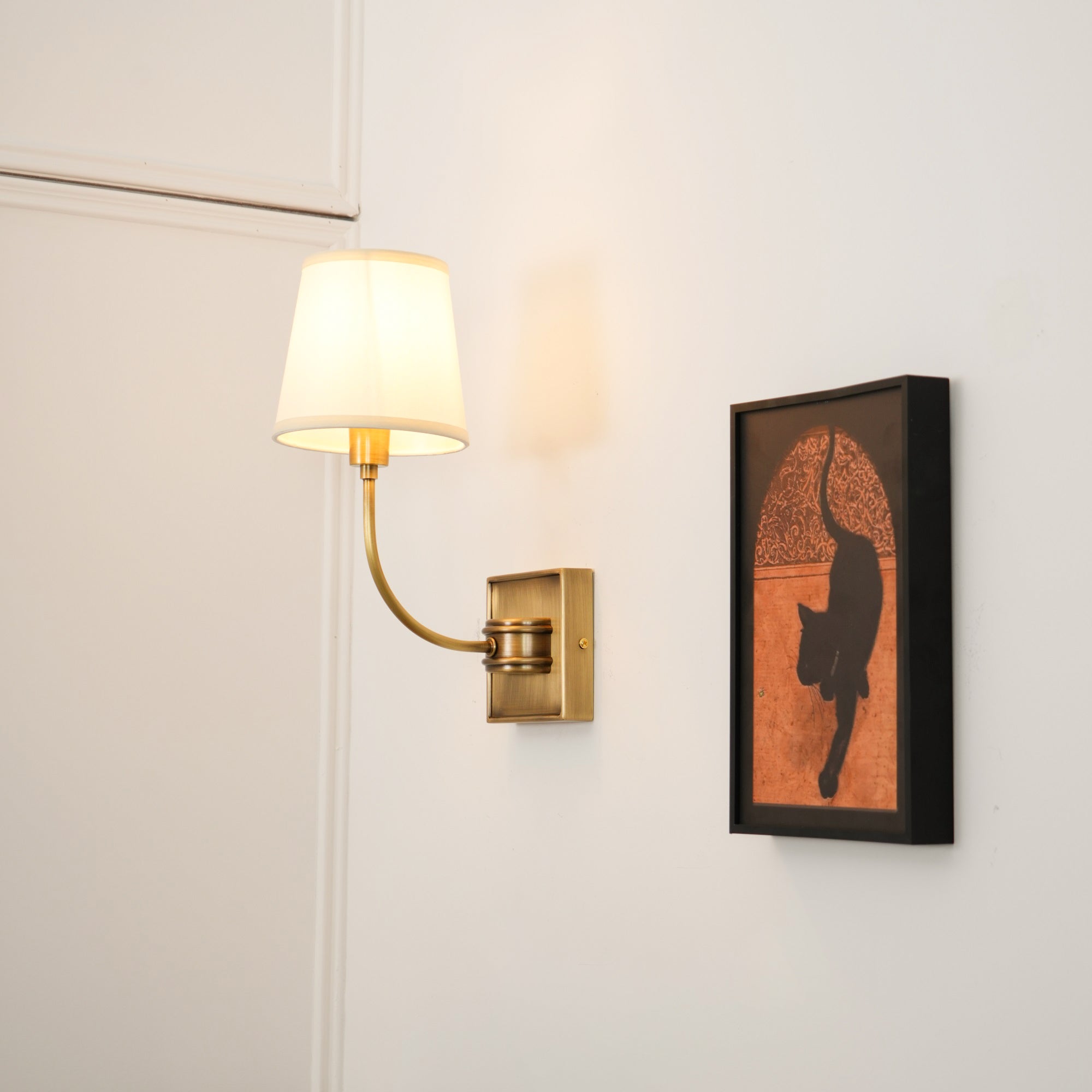 Victor Wandleuchte in Schwarzbronze mit Stoffschirm