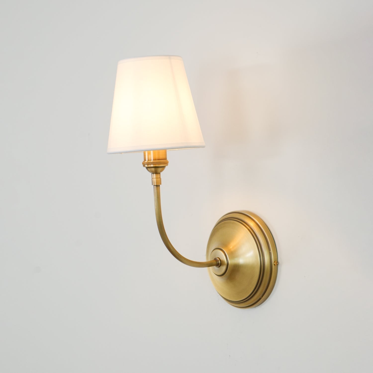 Victor Wandleuchte in Schwarzbronze mit Stoffschirm