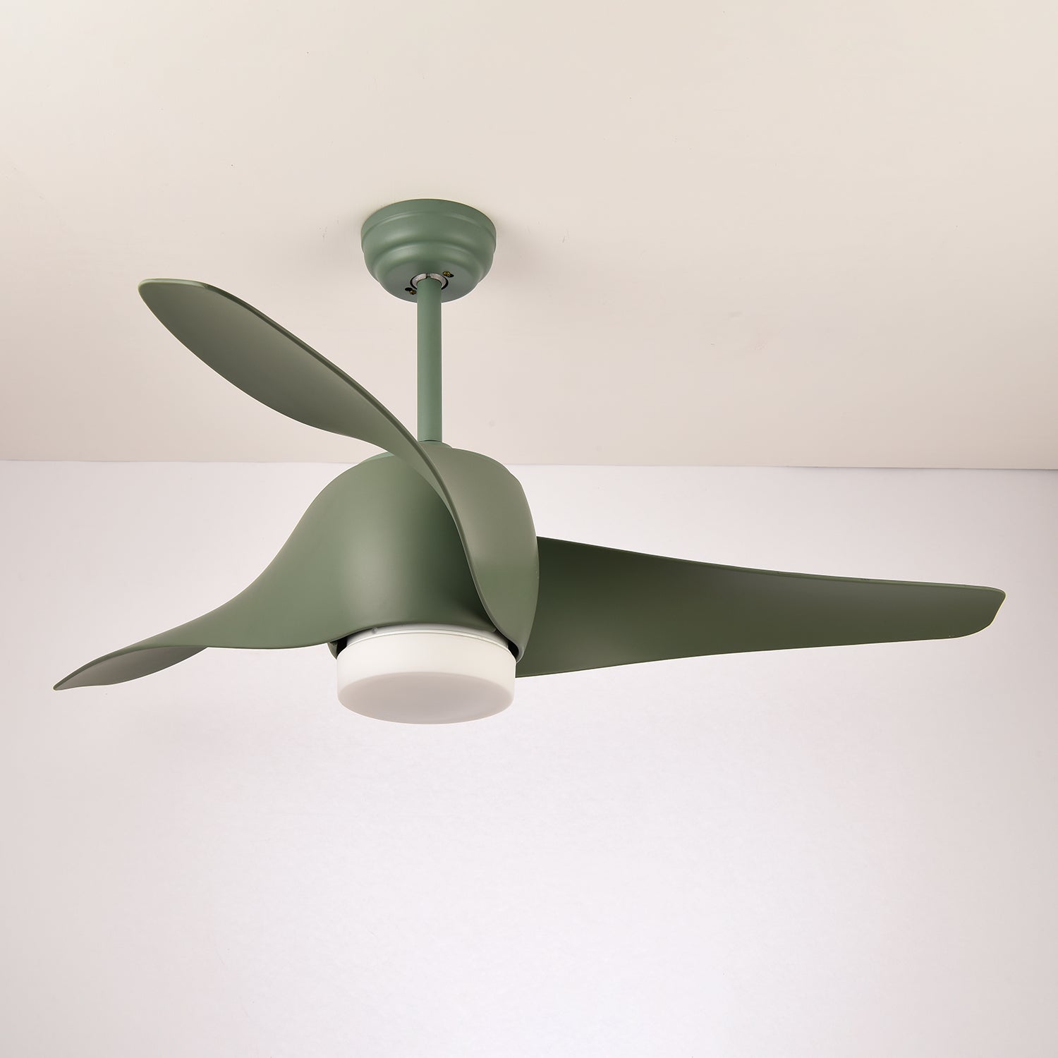 AeroGlow Deckenventilatorleuchte in Grün, in einem Raum installiert