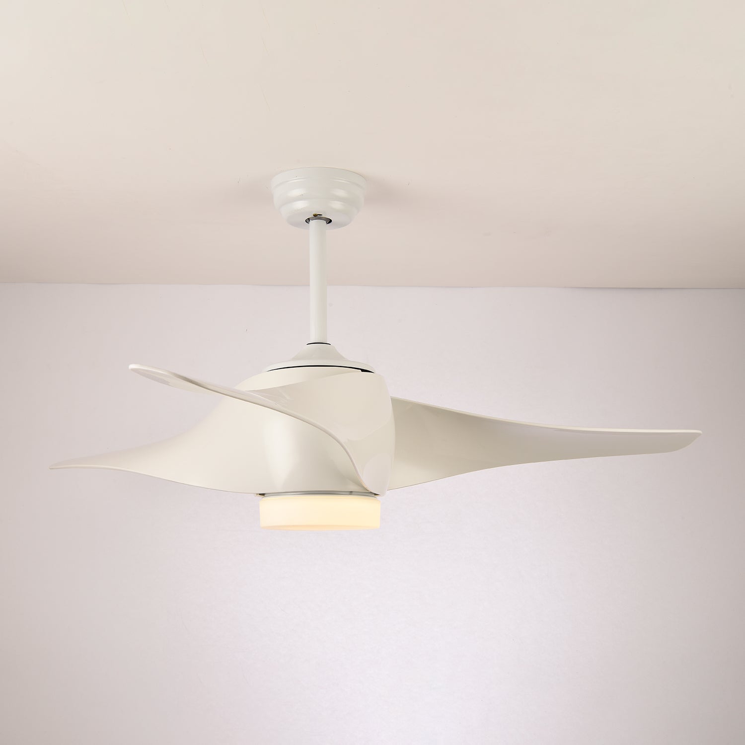 Nahaufnahme des Metallrahmens und der Kunststoffflügel der Umber Ventilatorleuchte