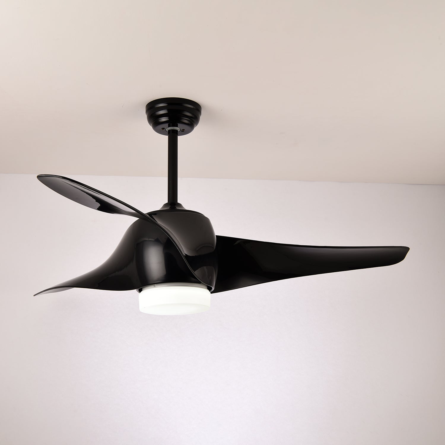 Seitenansicht der AeroGlow Deckenventilatorleuchte, die ihr schlankes Profil hervorhebt