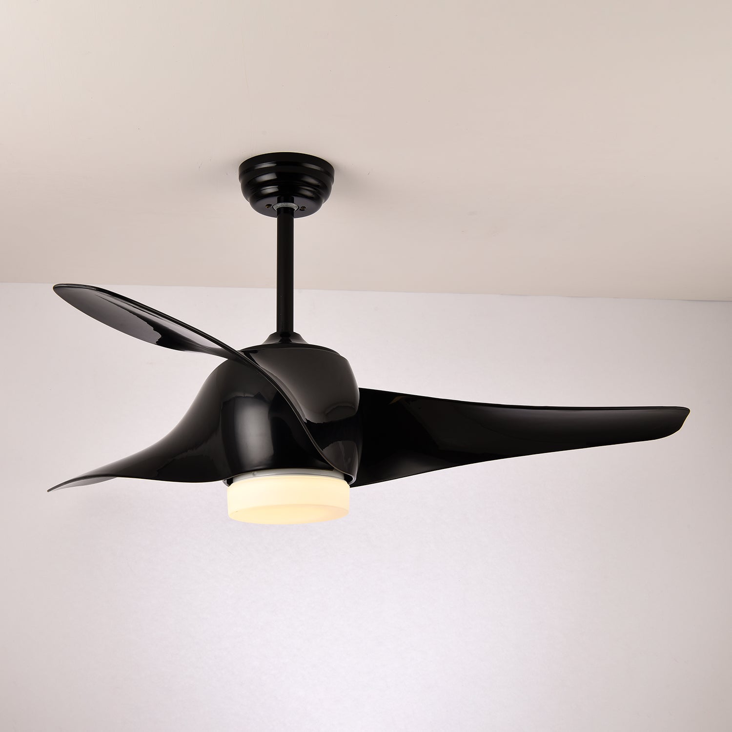 AeroGlow Deckenventilatorleuchte mit warmweißem LED-Licht (3000K) beleuchtet