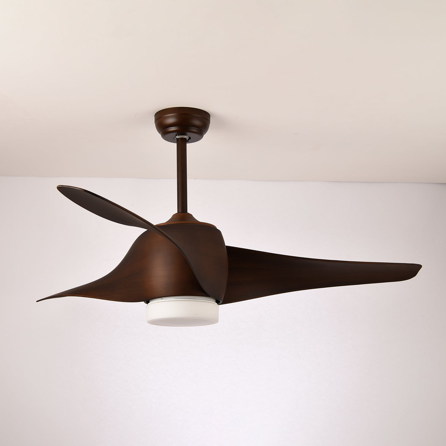 AeroGlow Deckenventilatorleuchte mit kaltweißem LED-Licht (6000K) beleuchtet
