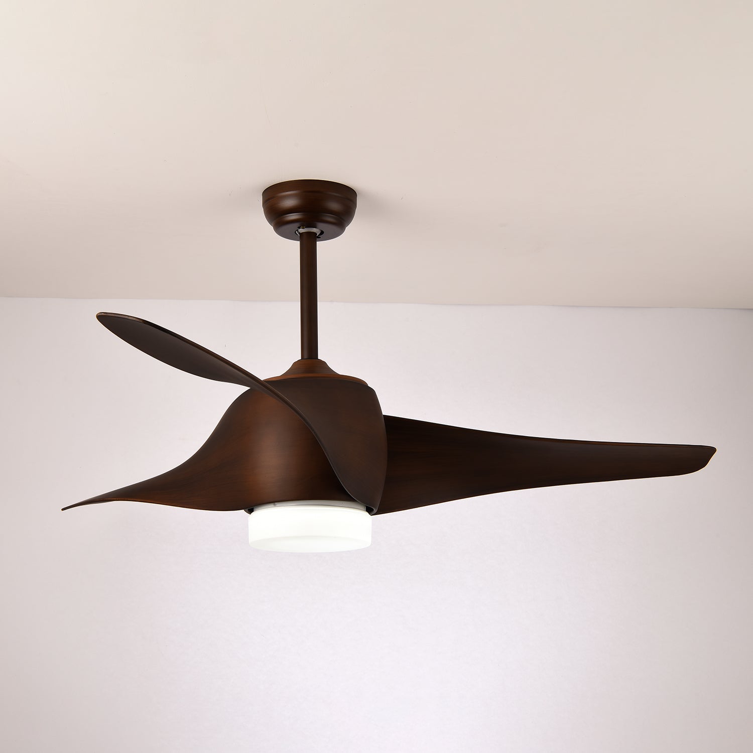 Festverdrahtete Installation der Umber Deckenventilatorleuchte