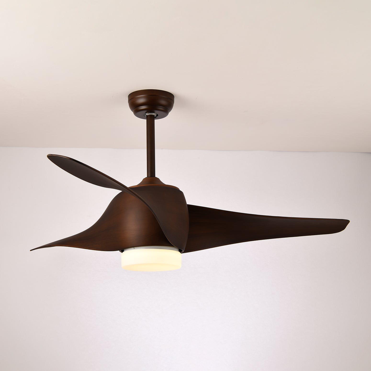 AeroGlow Deckenventilatorleuchte an einer Decke montiert, Gesamtansicht