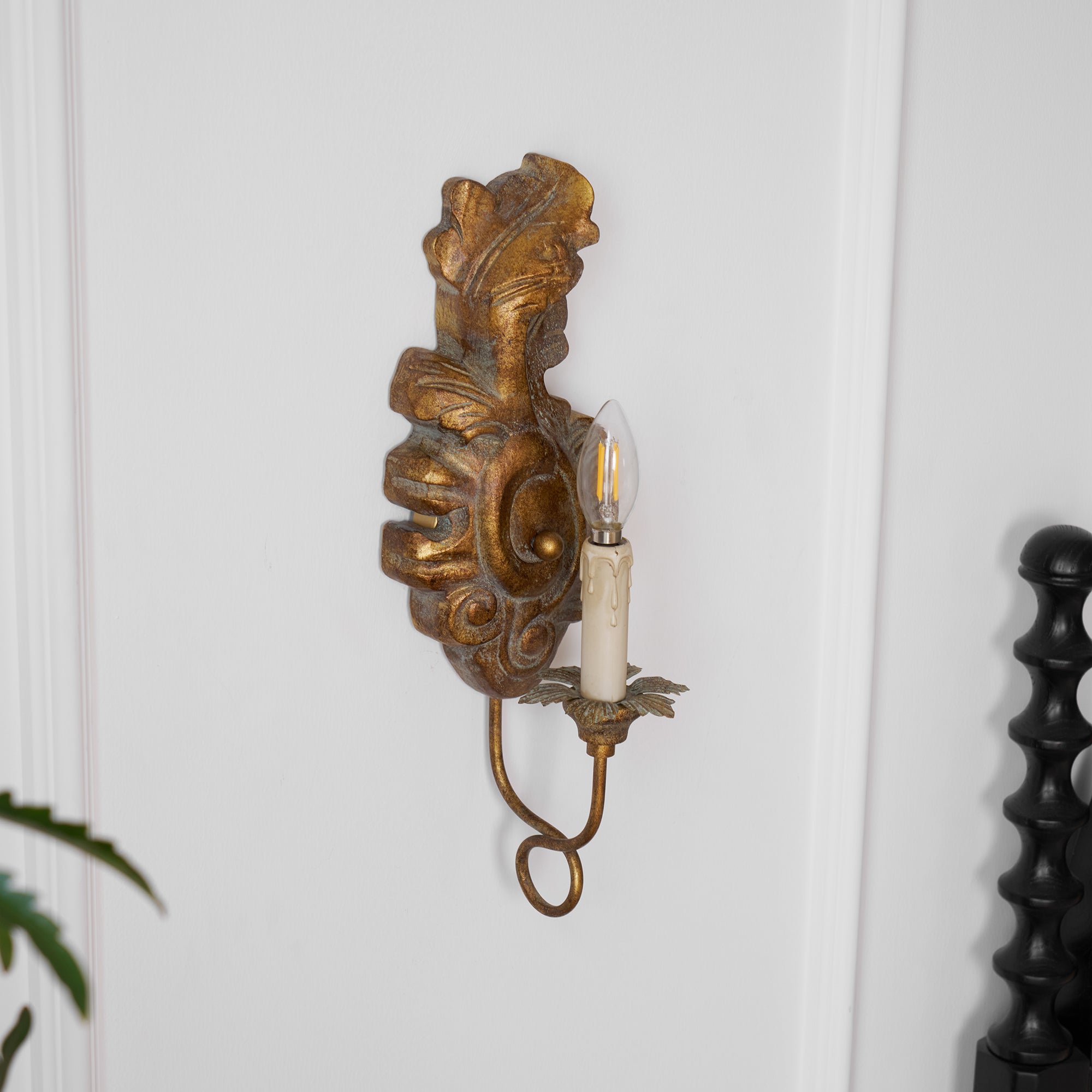 Louis Wandleuchte aus Holz für den Innenbereich