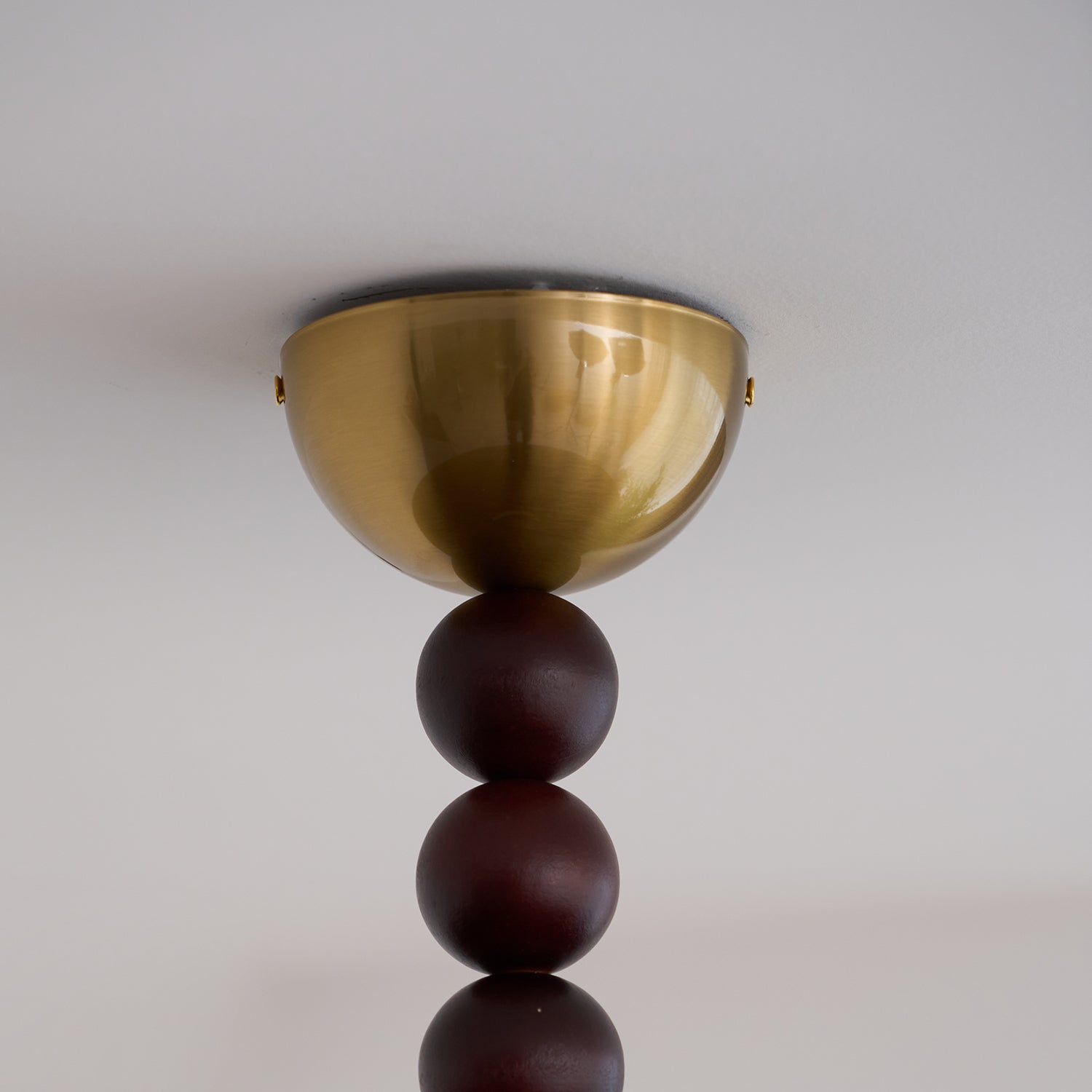 Yeste Deckenleuchte in Nussbaumfarbe & weißem Alabaster-Imitat