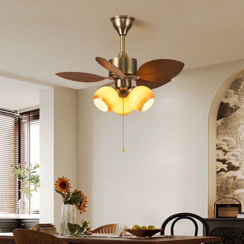 Gulliver Vintage Blatt Deckenventilatorleuchte mit laufendem Ventilator, zeigt Luftzirkulation