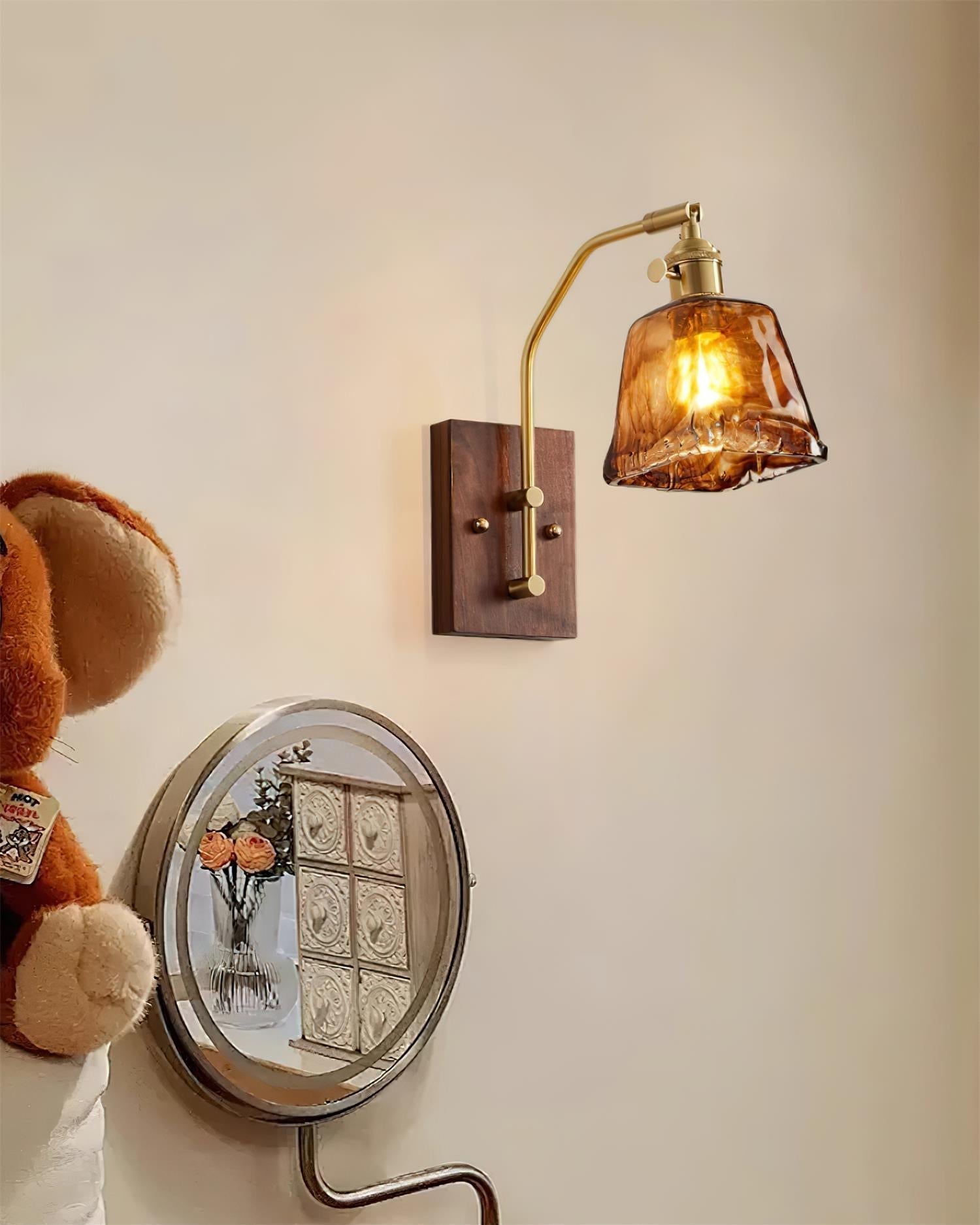 Royal Vintage Wandleuchte aus Messing und Glas-Letslighting