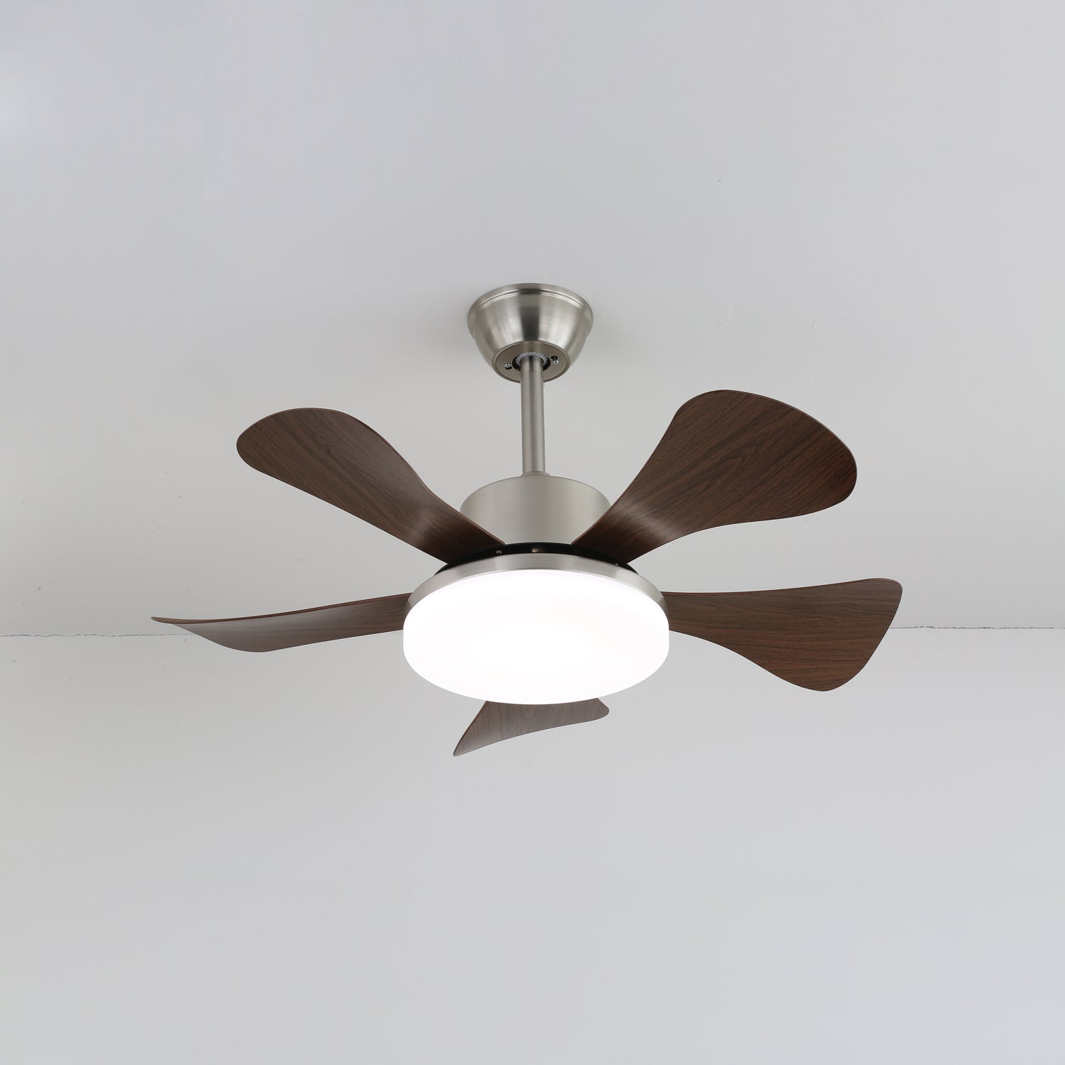 Moderner Deckenventilator aus Holz mit Licht, installiert in einem modernen Raum