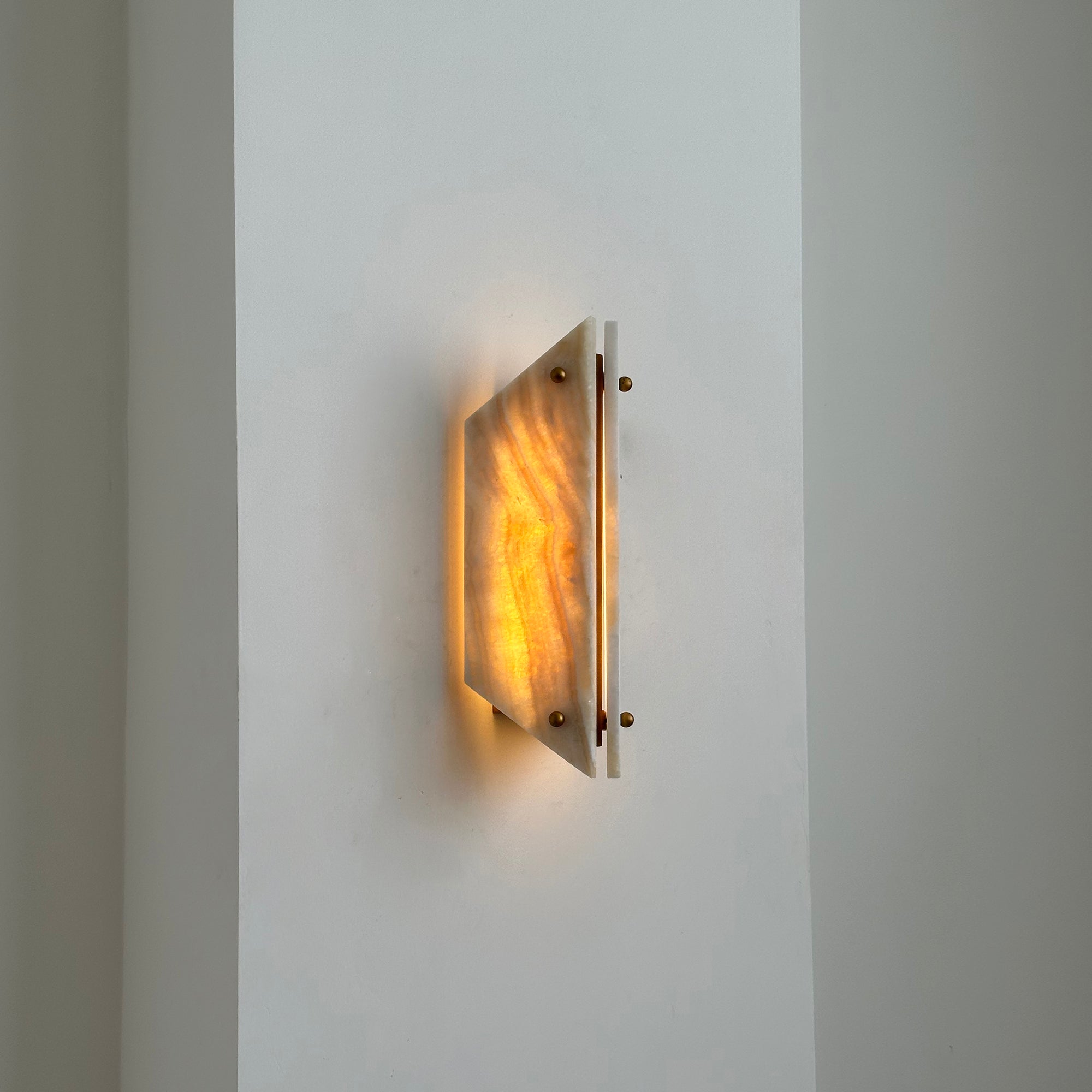 Elaeira Stein Alabaster Wandleuchte-Letslighting