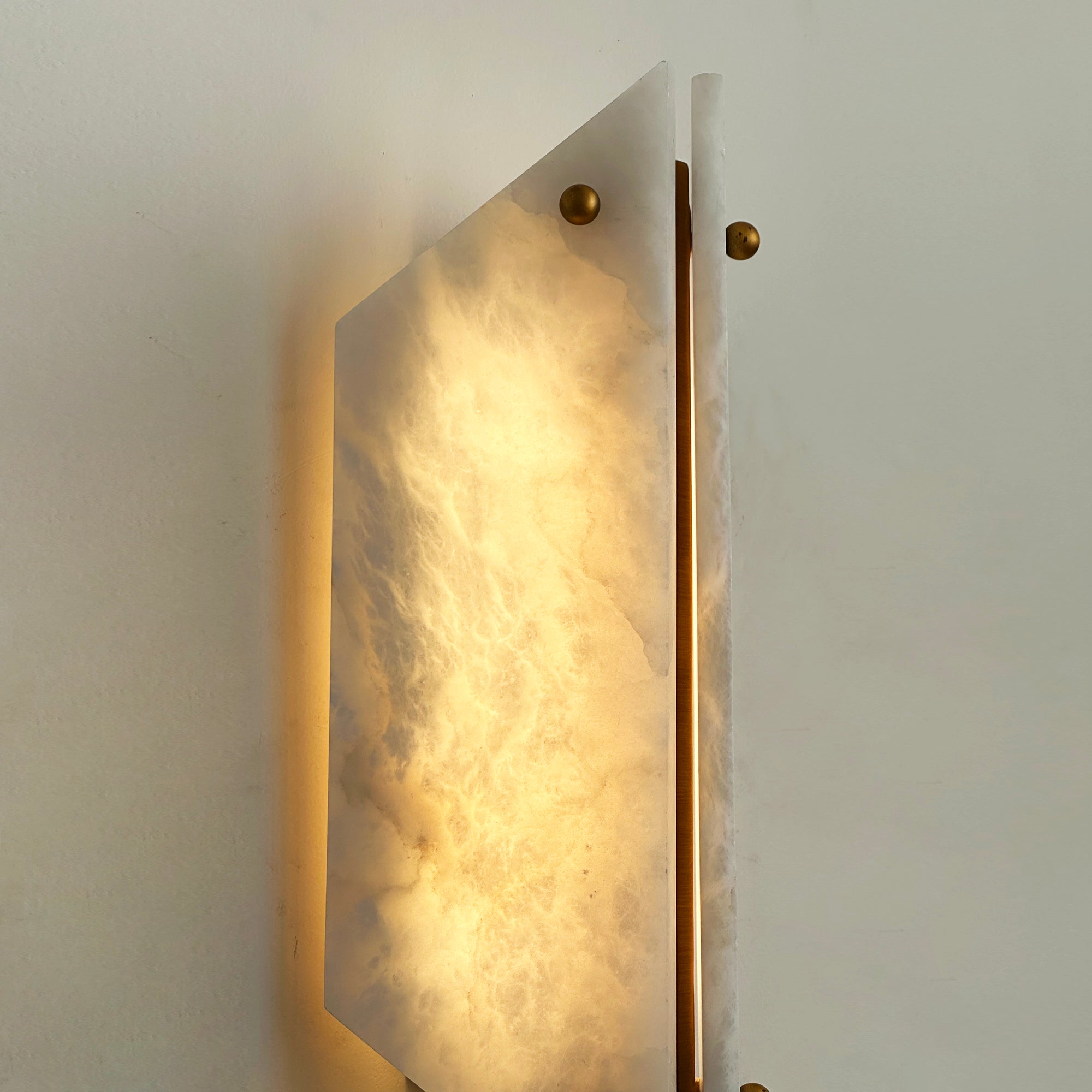 Elaeira Stein Alabaster Wandleuchte-Letslighting
