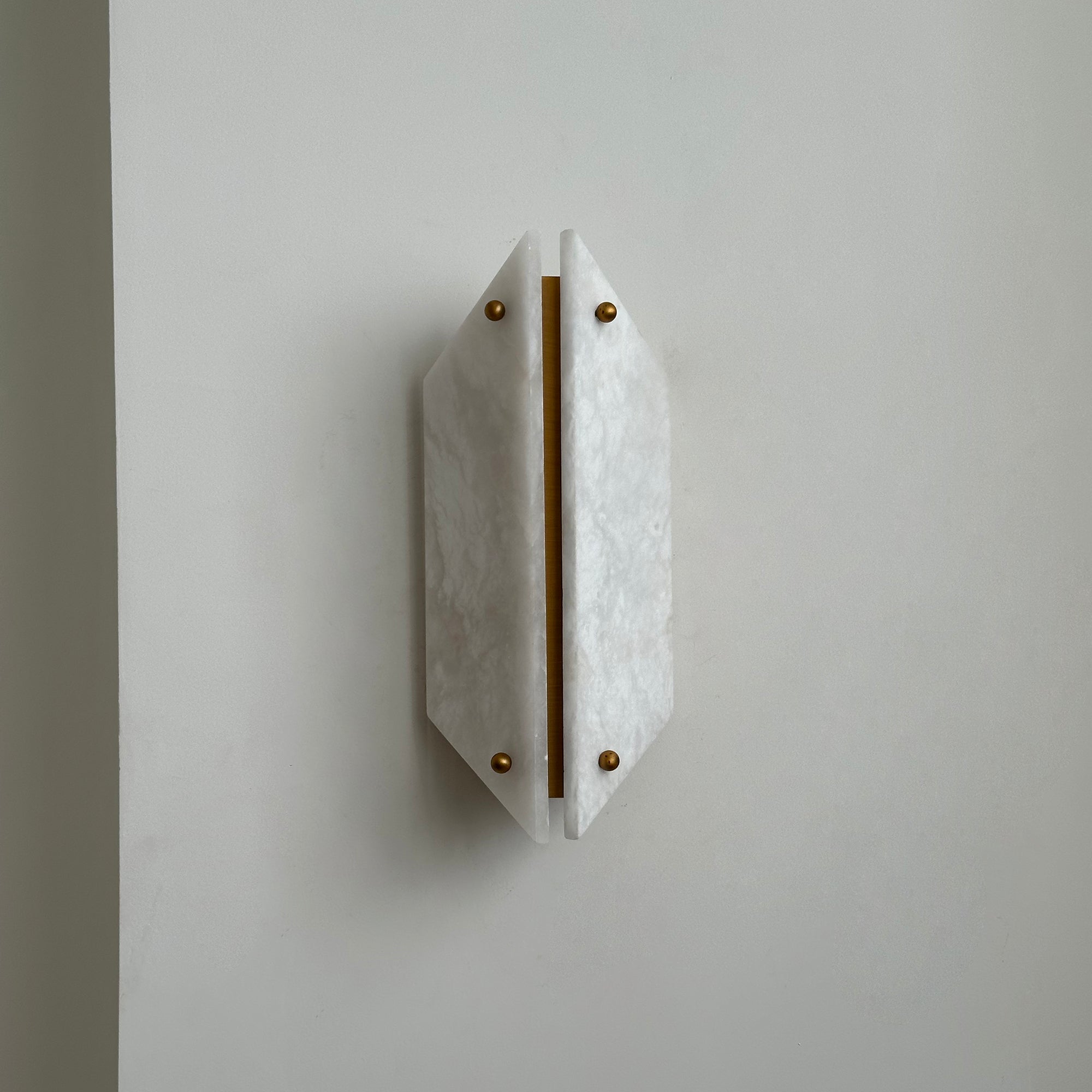 Elaeira Stein Alabaster Wandleuchte-Letslighting