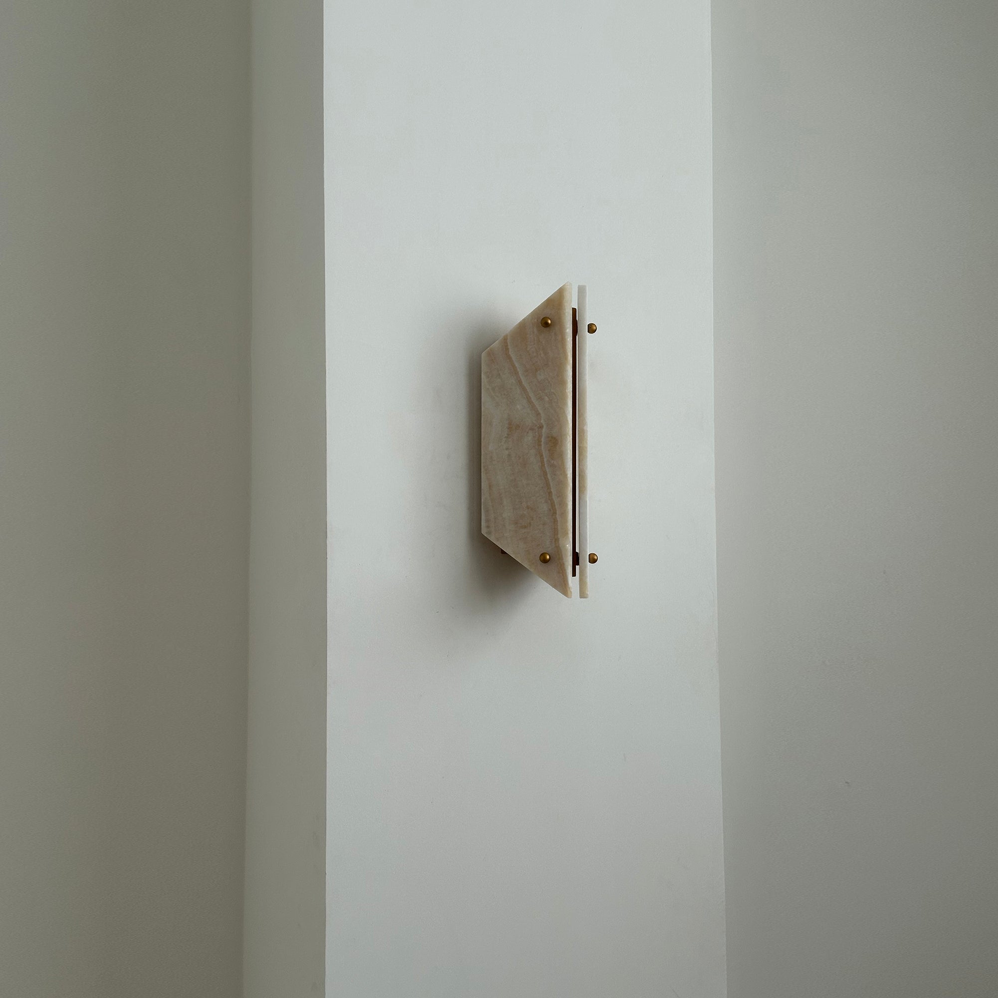 Elaeira Stein Alabaster Wandleuchte-Letslighting
